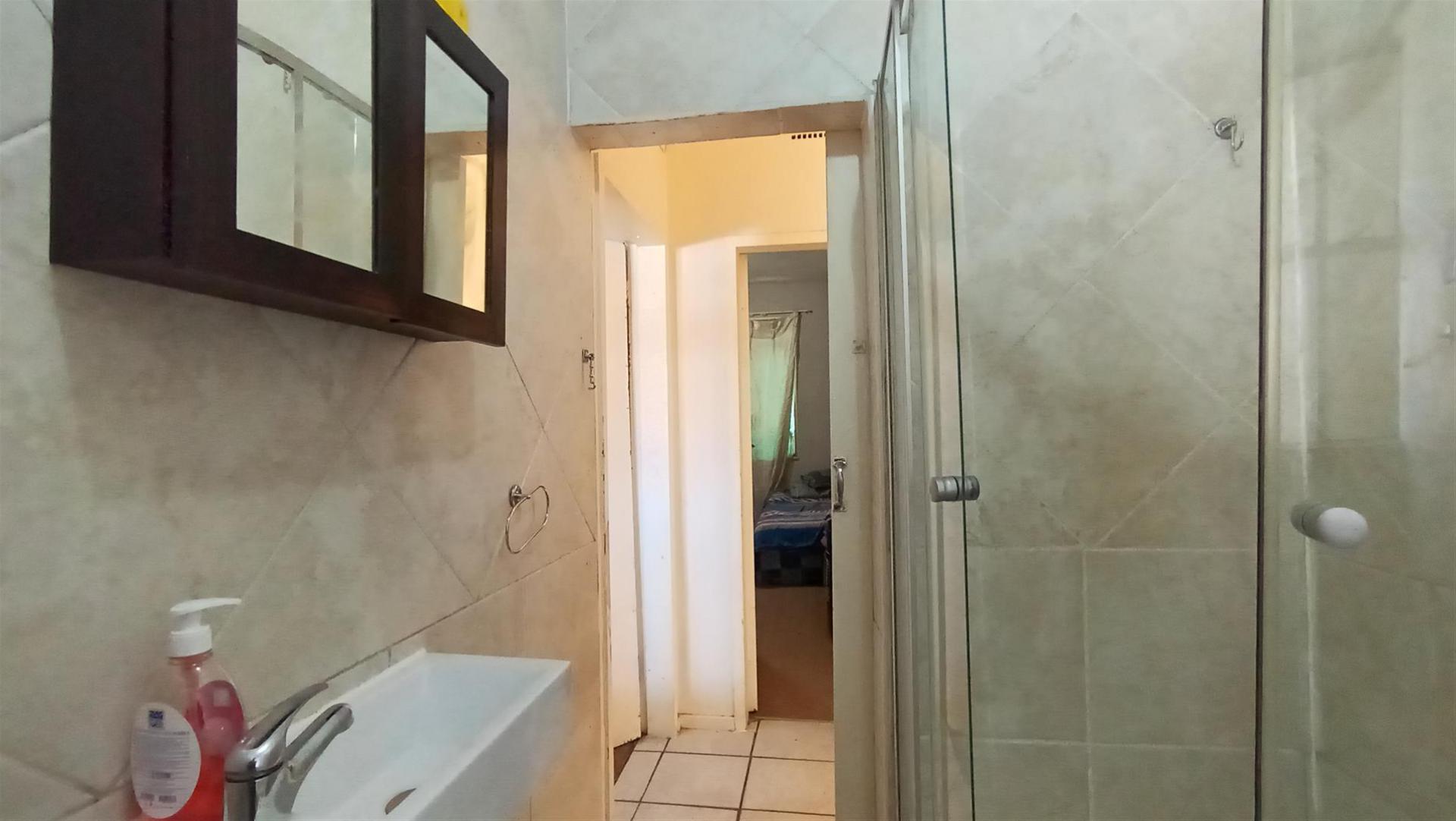 Bathroom 1 - 5 square meters of property in Vanderbijlpark