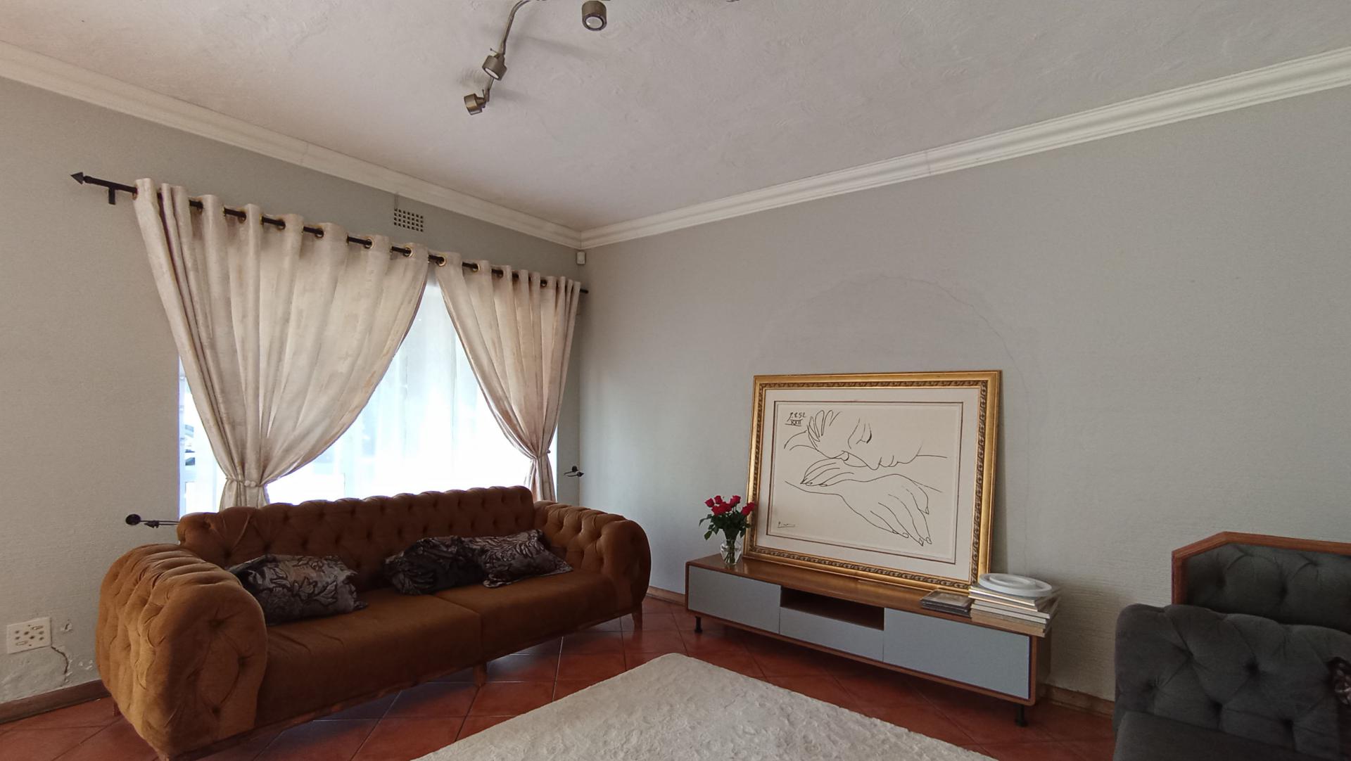 Informal Lounge - 27 square meters of property in Lyndhurst