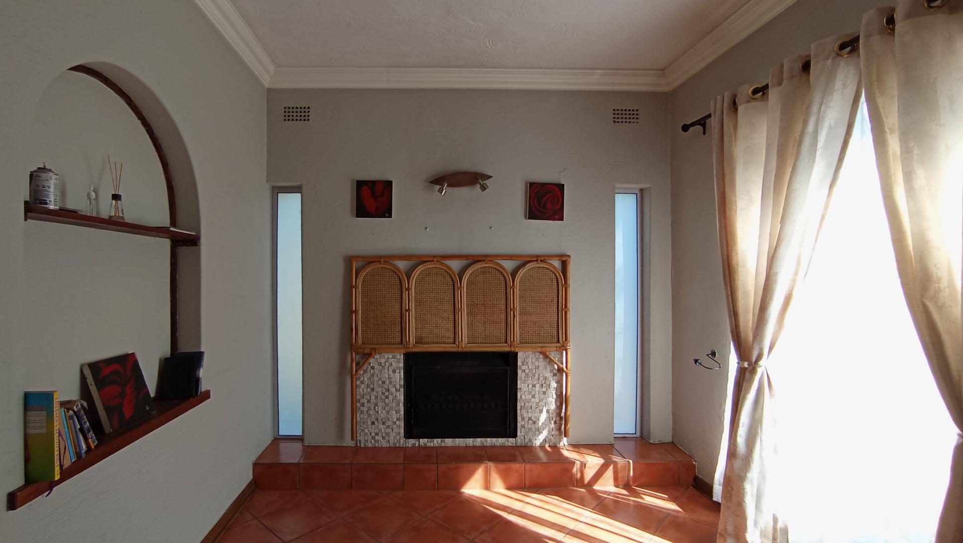 Informal Lounge - 27 square meters of property in Lyndhurst