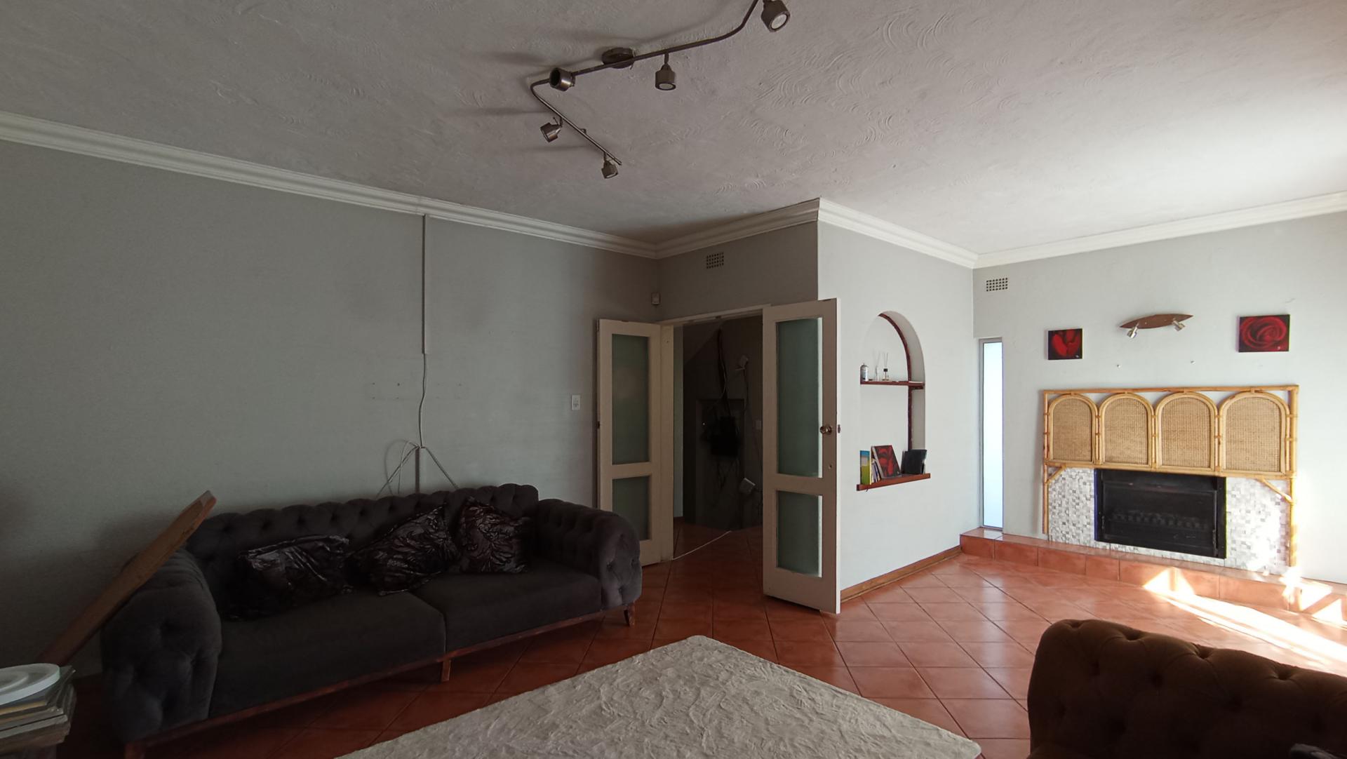 Informal Lounge - 27 square meters of property in Lyndhurst