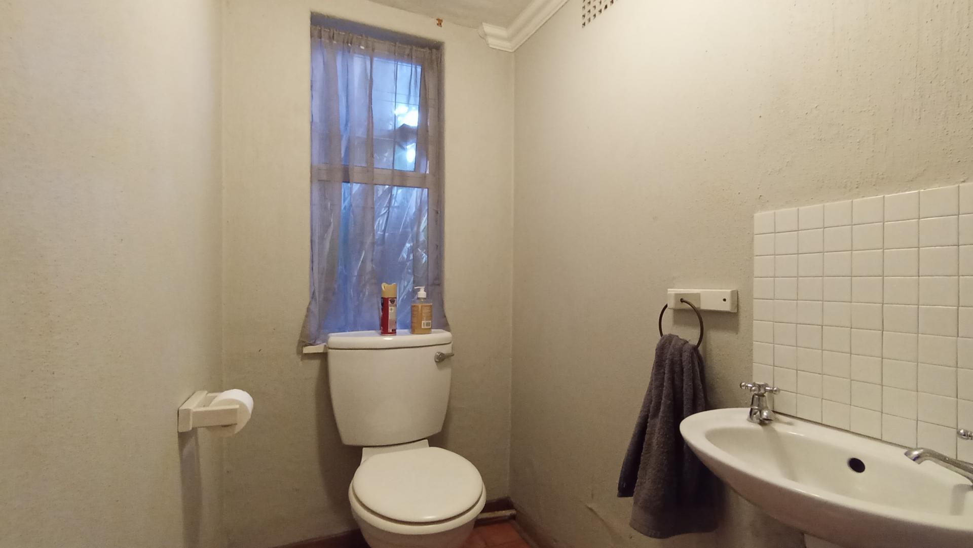 Guest Toilet - 3 square meters of property in Lyndhurst