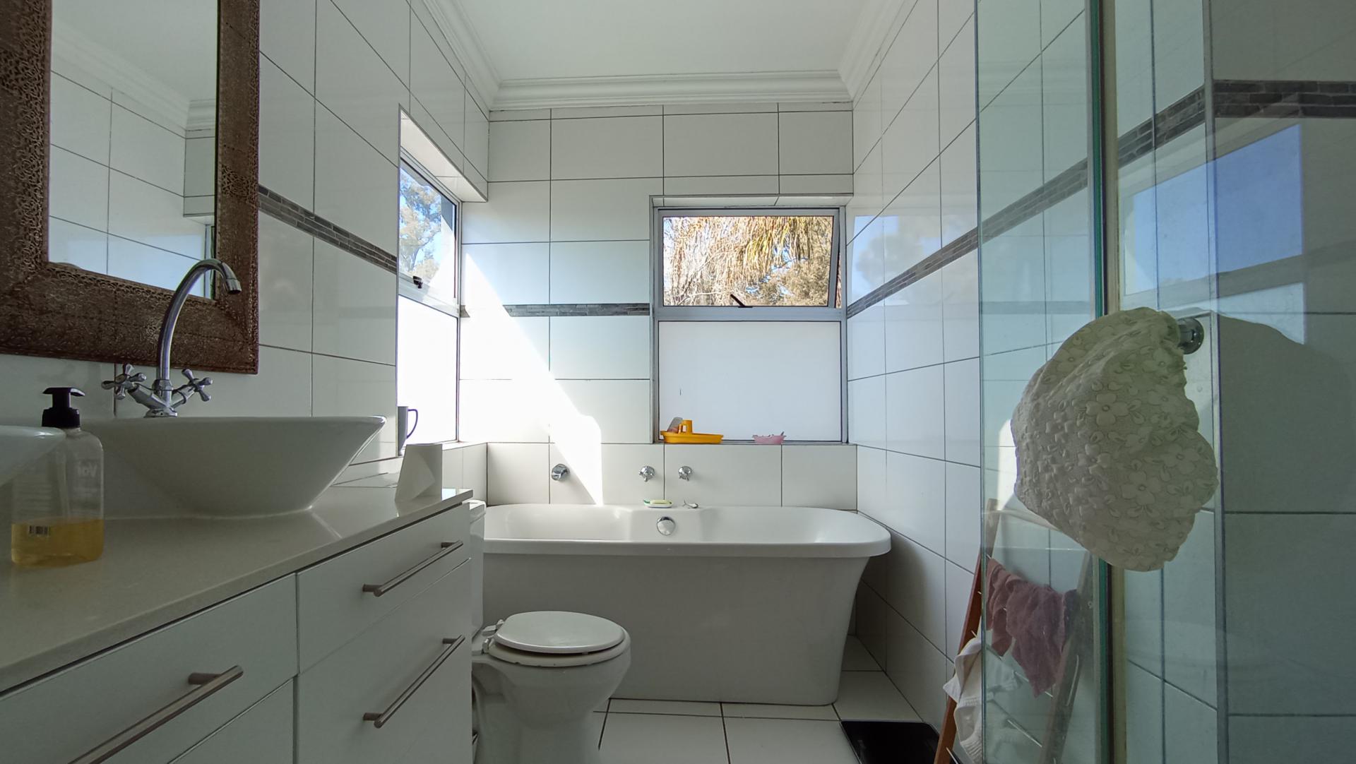 Main Bathroom - 7 square meters of property in Lyndhurst