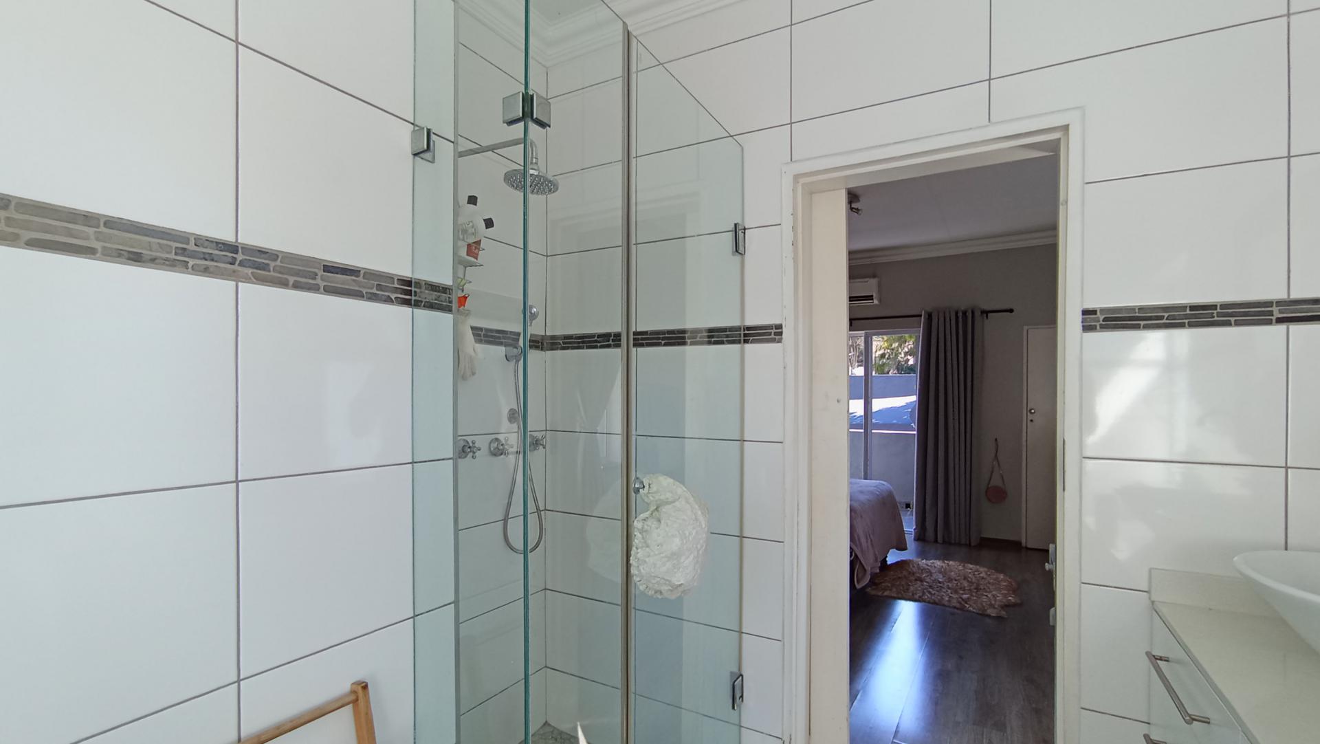 Main Bathroom - 7 square meters of property in Lyndhurst