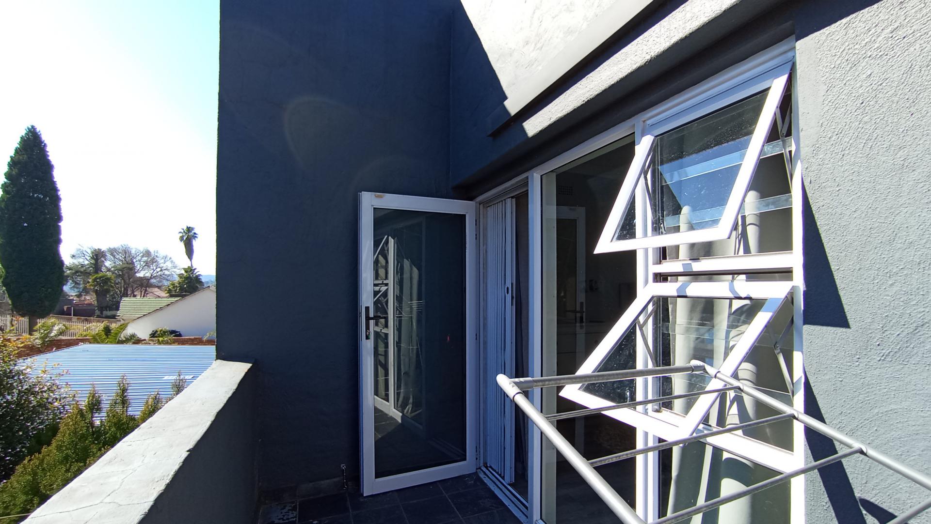 Balcony - 10 square meters of property in Lyndhurst