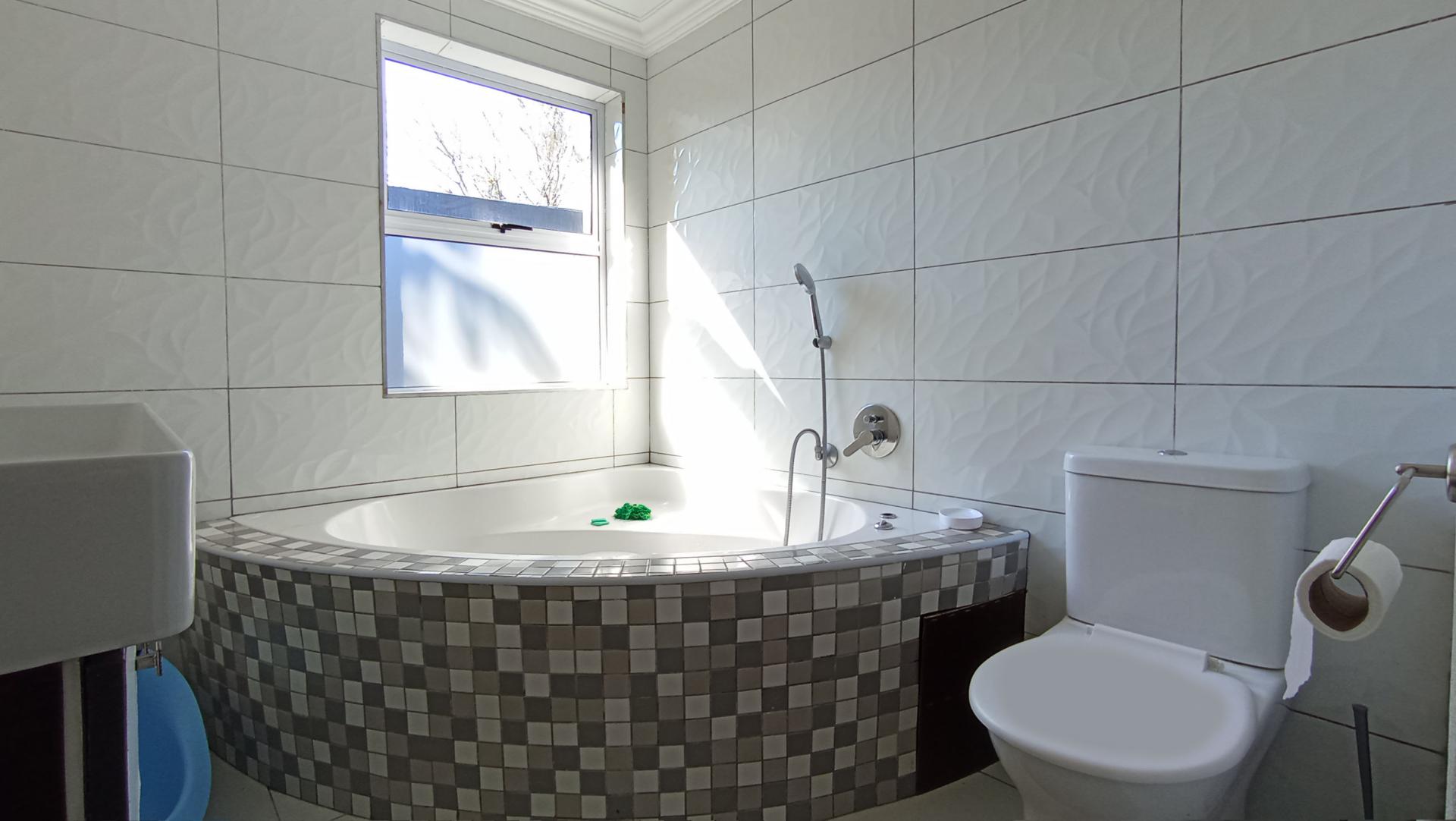 Bathroom 1 - 21 square meters of property in Lyndhurst