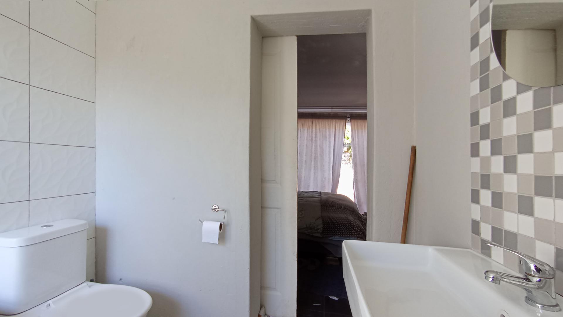 Bathroom 1 - 21 square meters of property in Lyndhurst