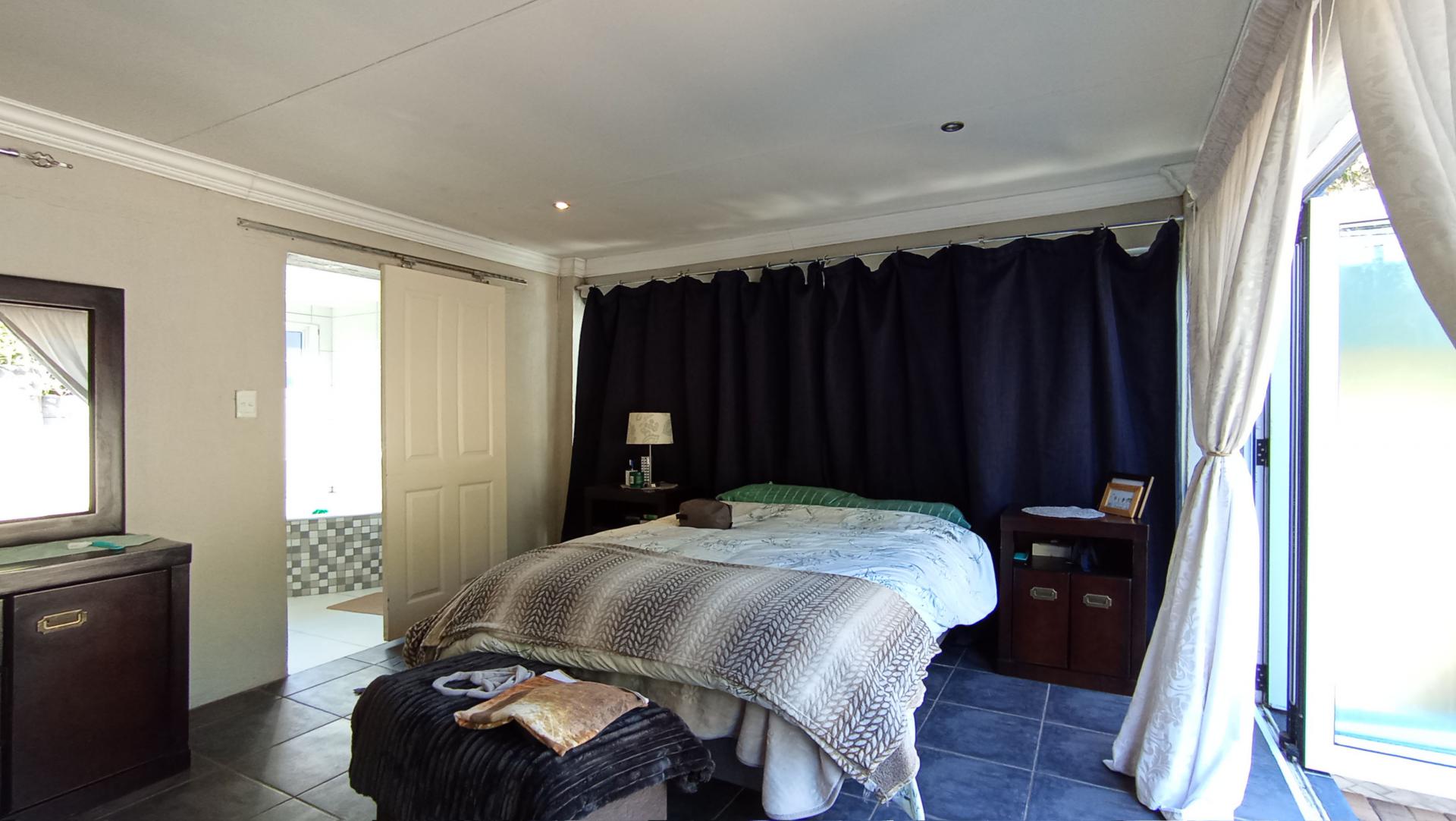 Bed Room 1 - 86 square meters of property in Lyndhurst