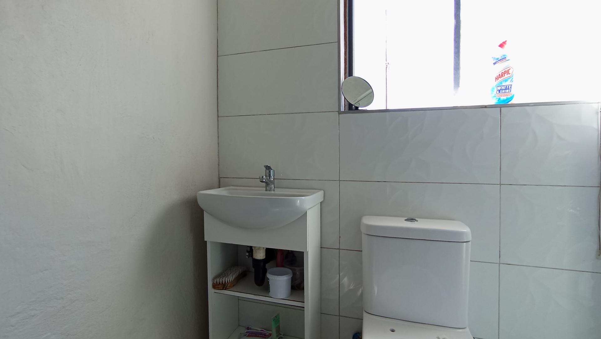 Bathroom 1 - 21 square meters of property in Lyndhurst