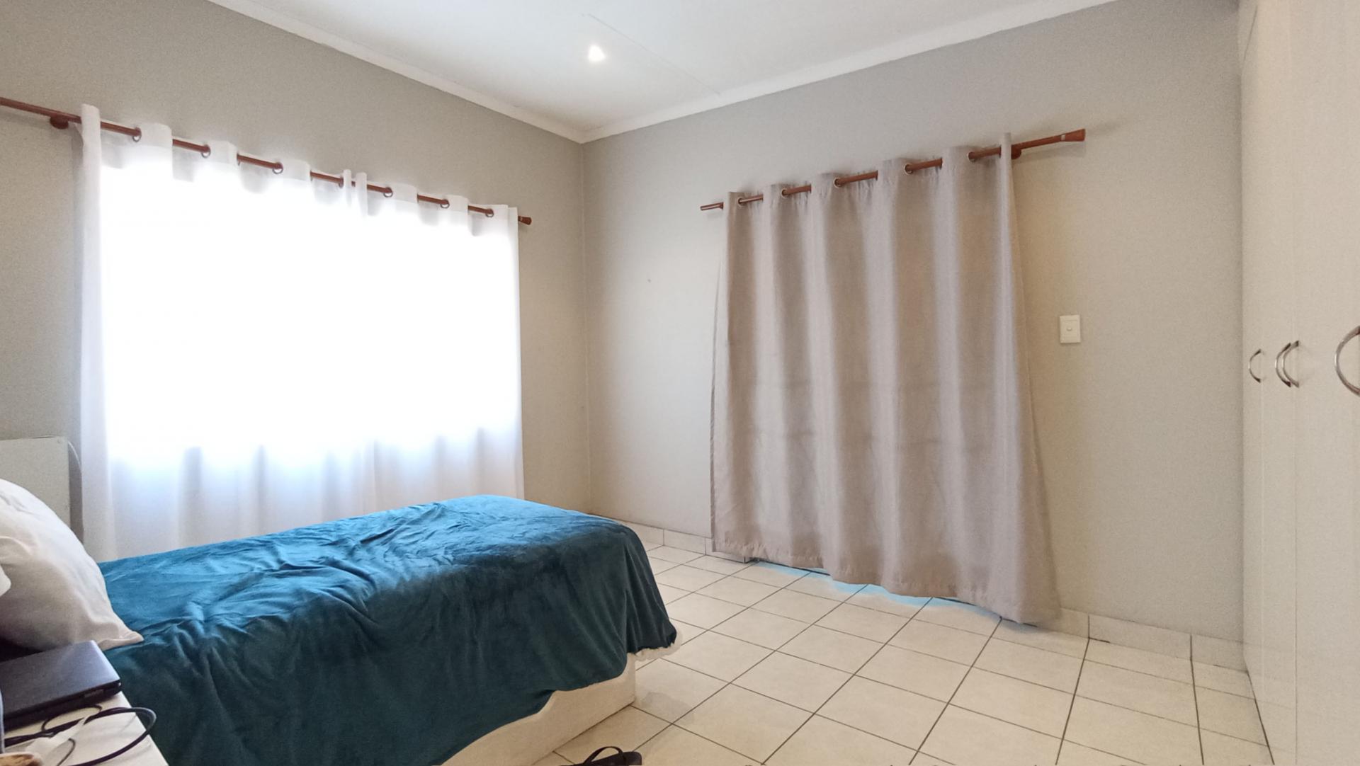 Bed Room 1 - 86 square meters of property in Lyndhurst