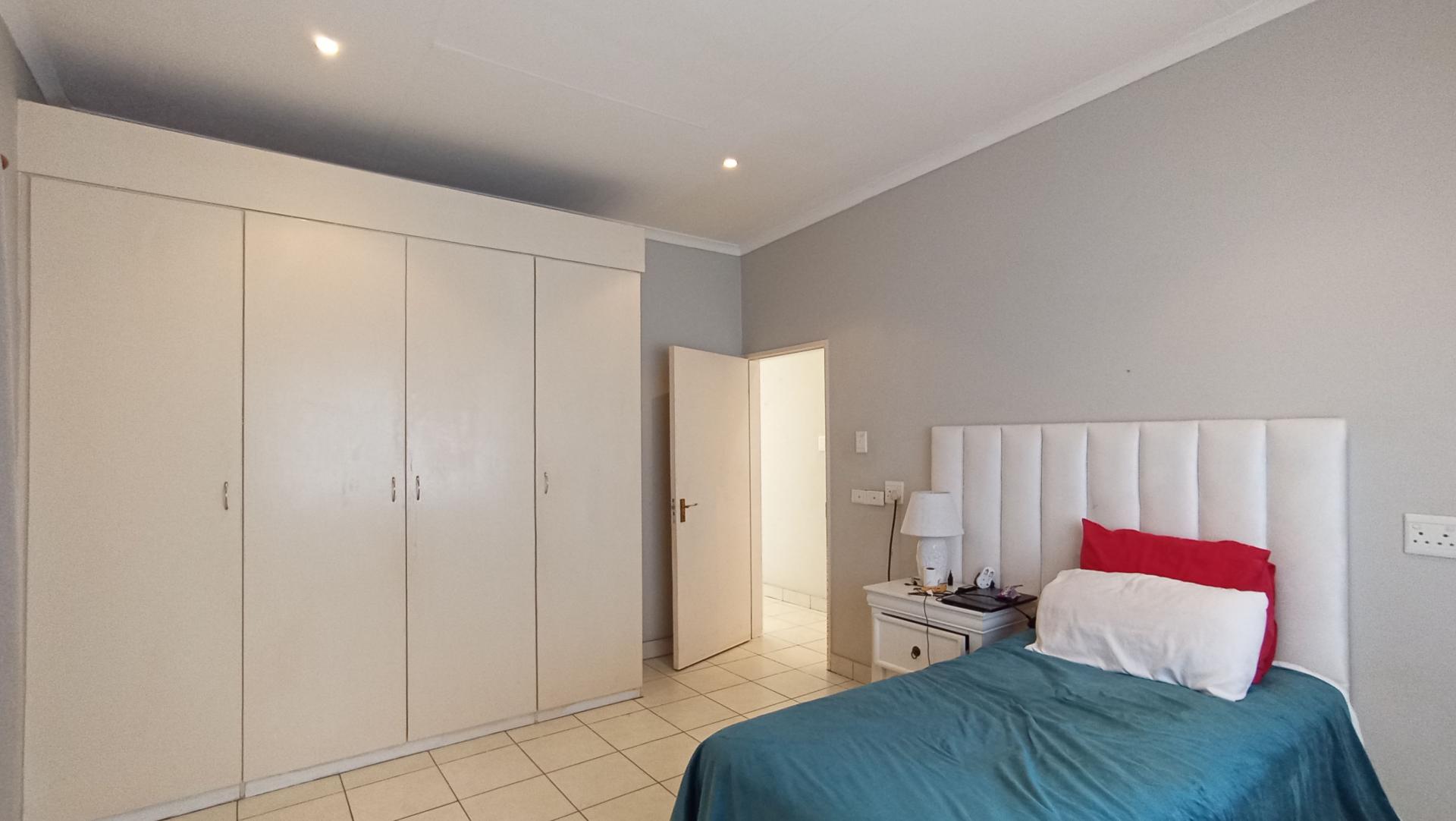 Bed Room 1 - 86 square meters of property in Lyndhurst