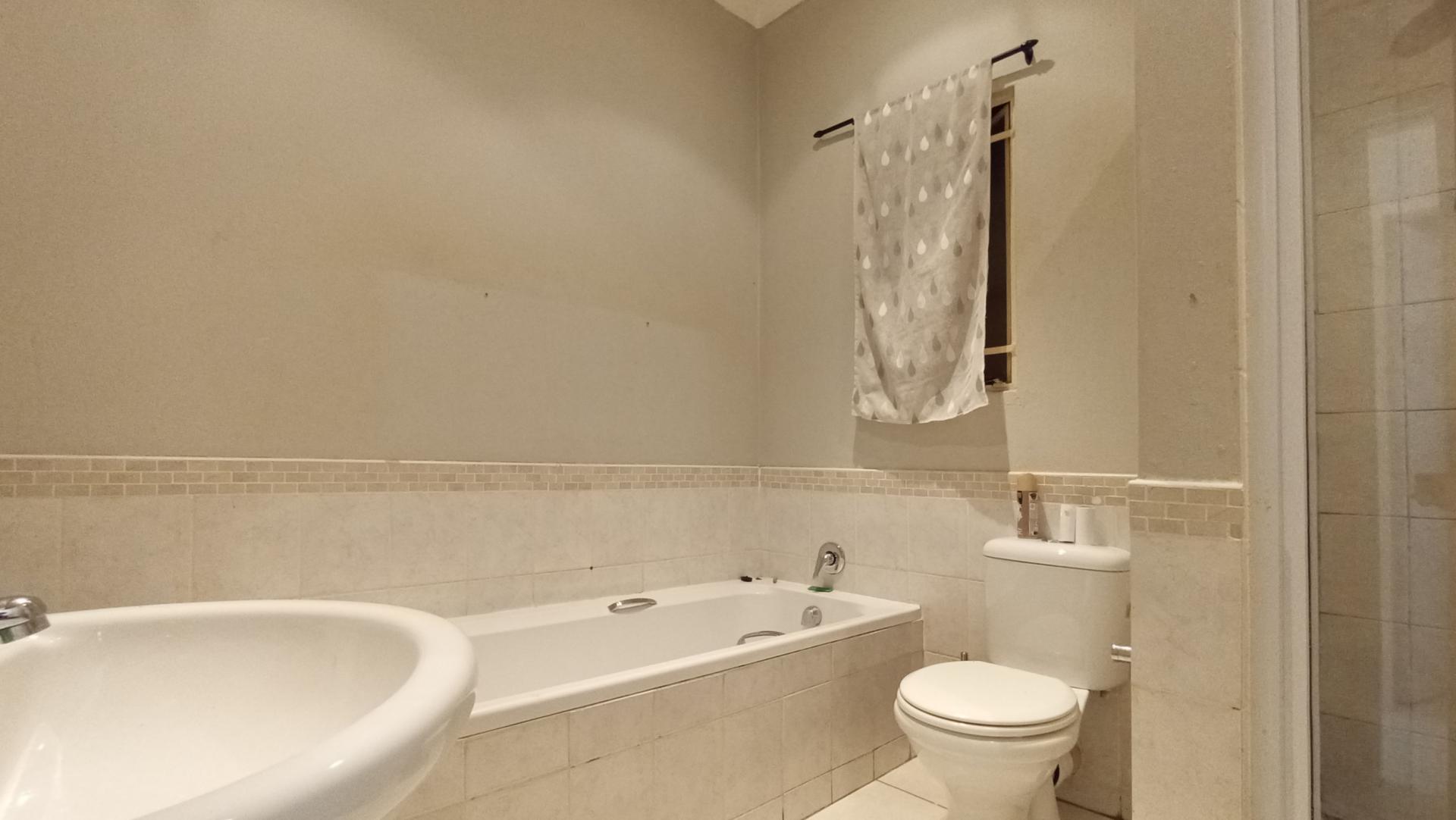 Bathroom 1 - 21 square meters of property in Lyndhurst