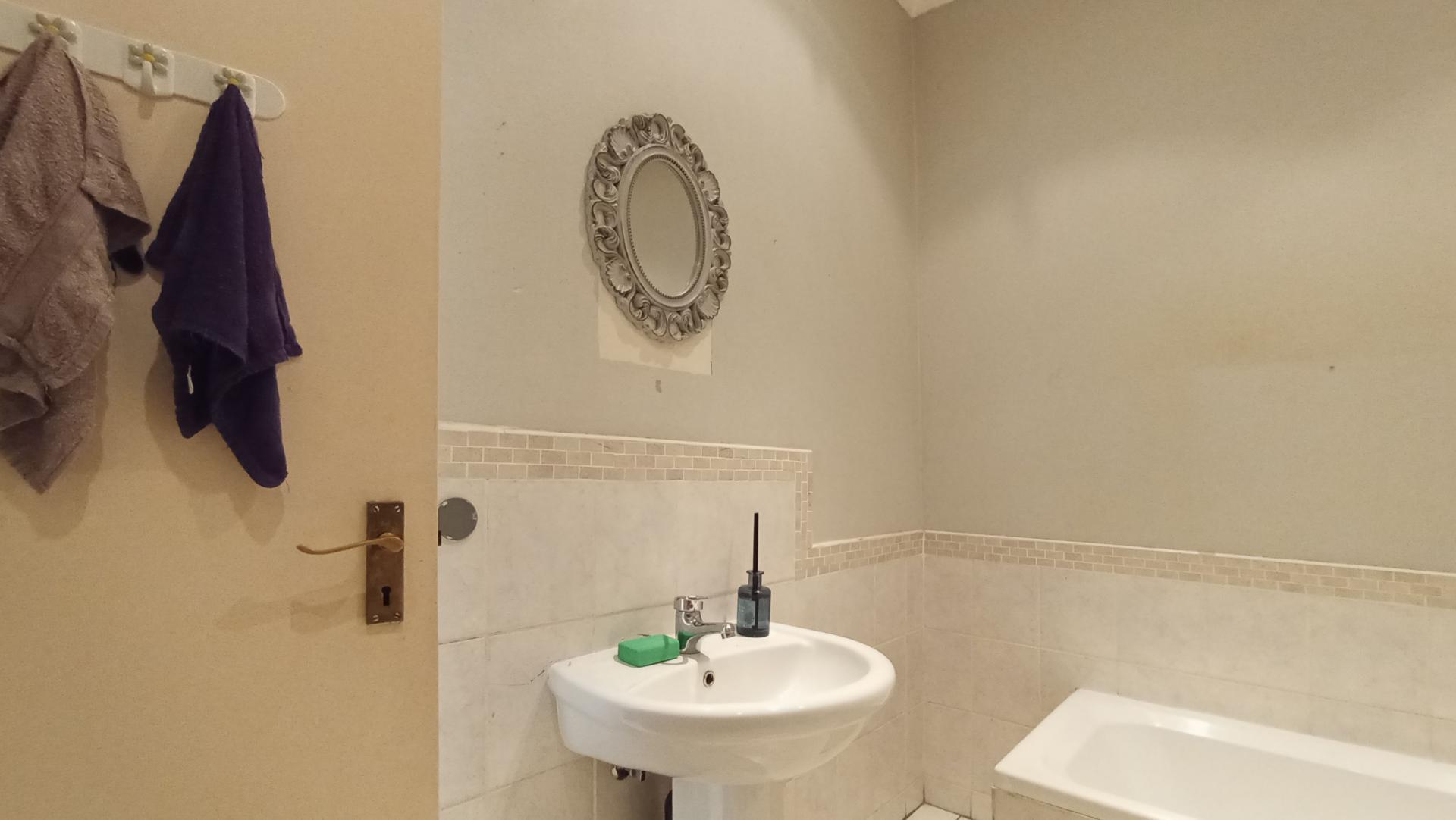 Bathroom 1 - 21 square meters of property in Lyndhurst