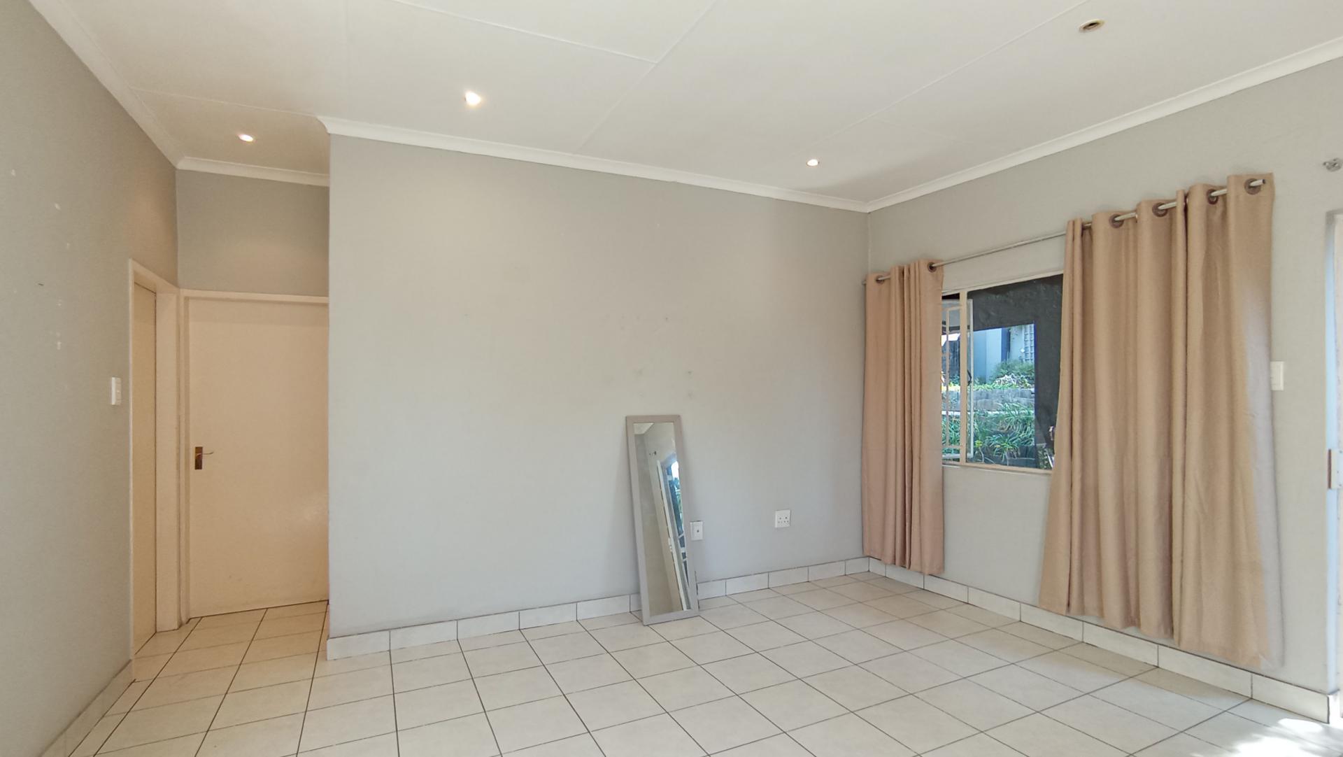 Lounges - 39 square meters of property in Lyndhurst