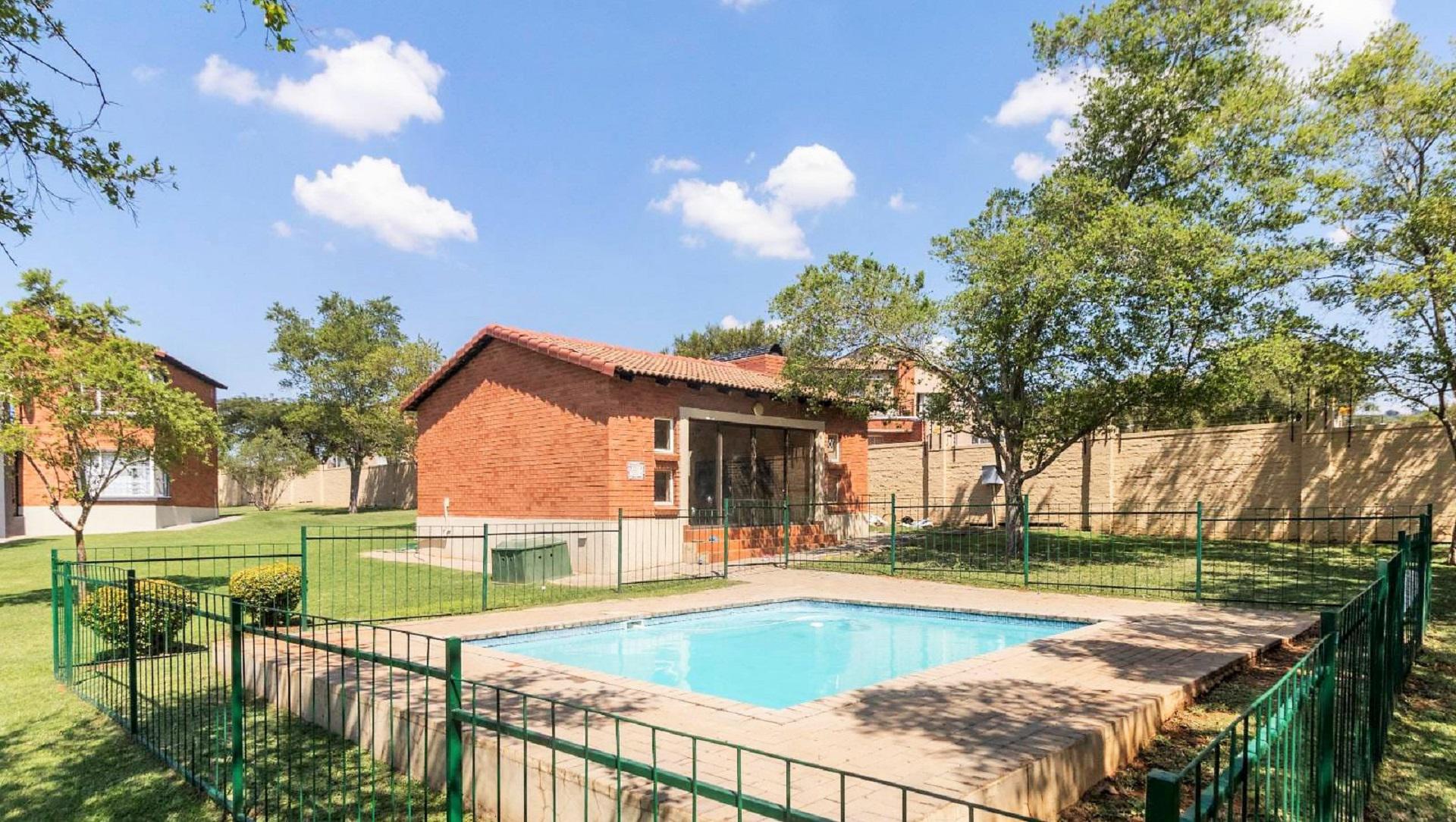 Swimming Pool of property in Willowbrook