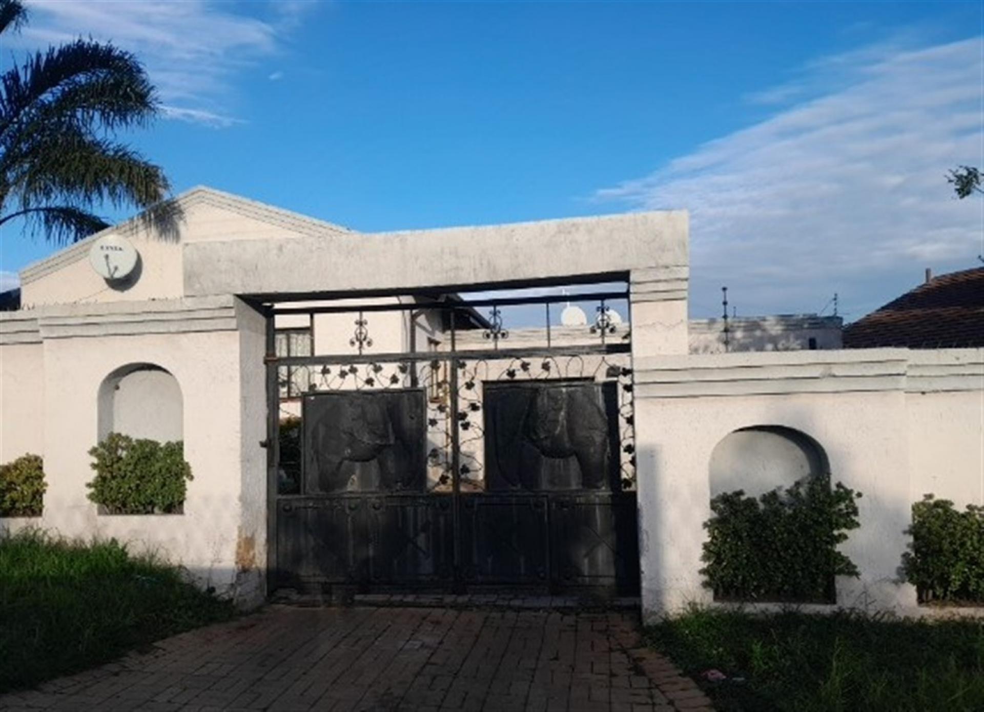 Front View of property in Unigray