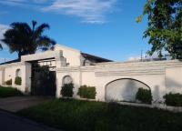 Front View of property in Unigray