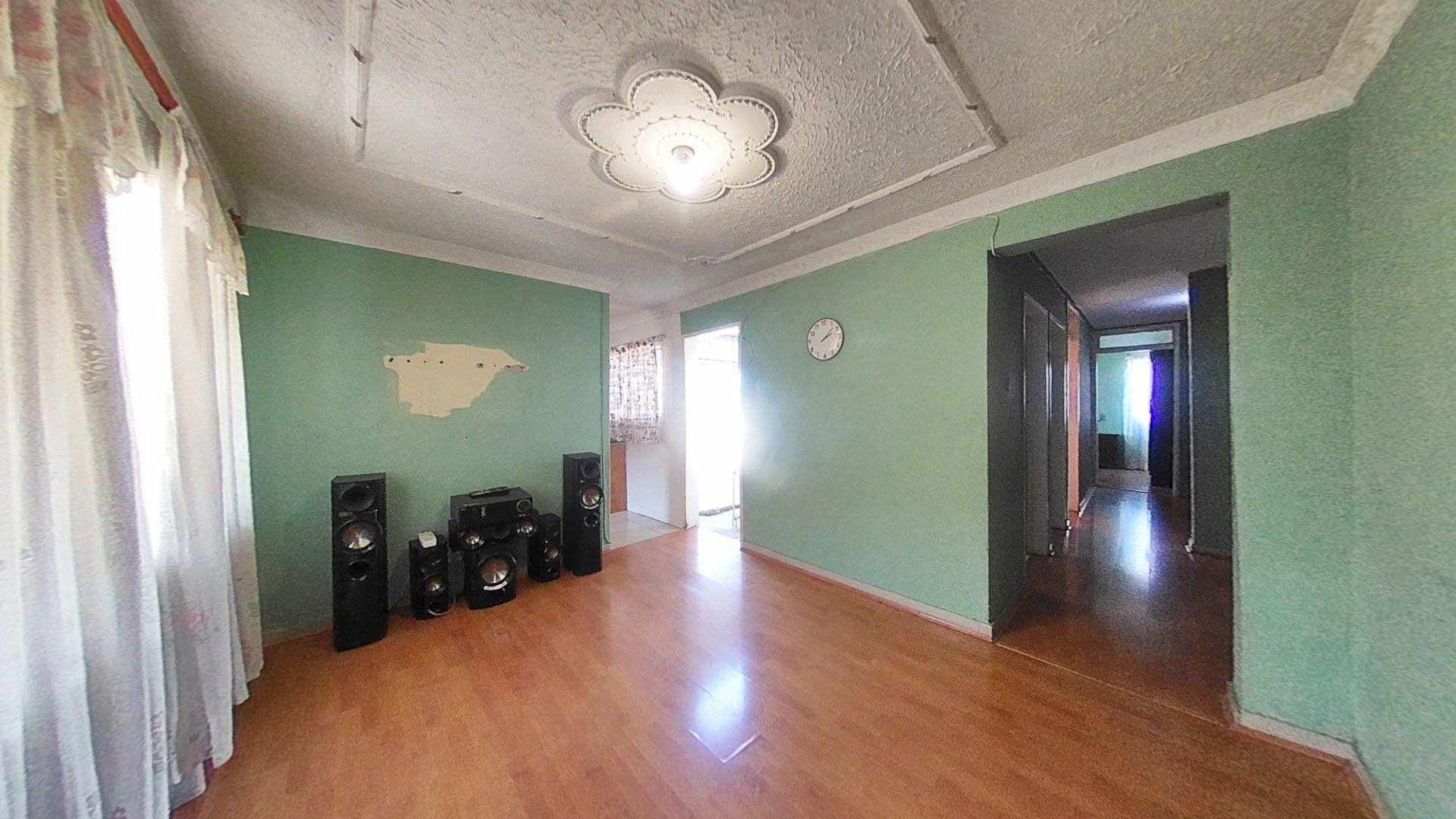 Lounges - 14 square meters of property in Newlands East