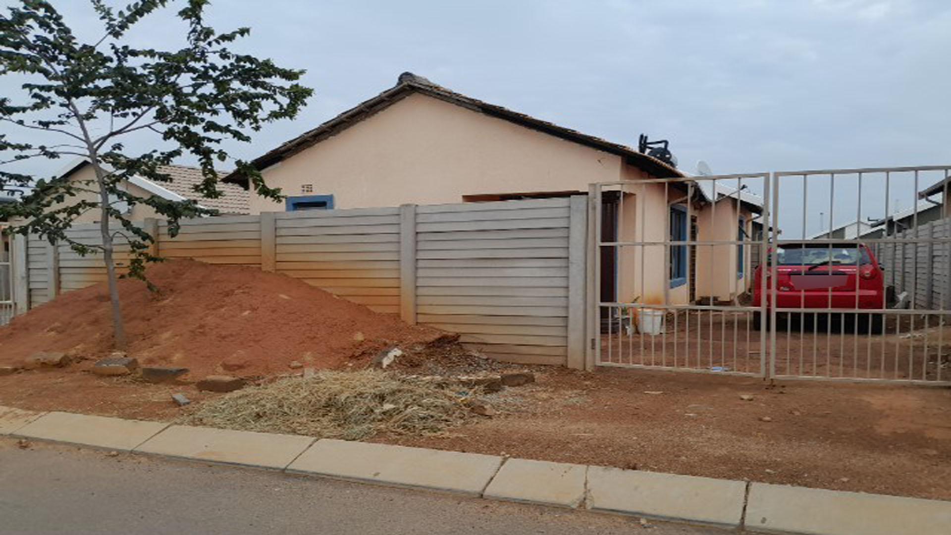 Front View of property in Palm Ridge
