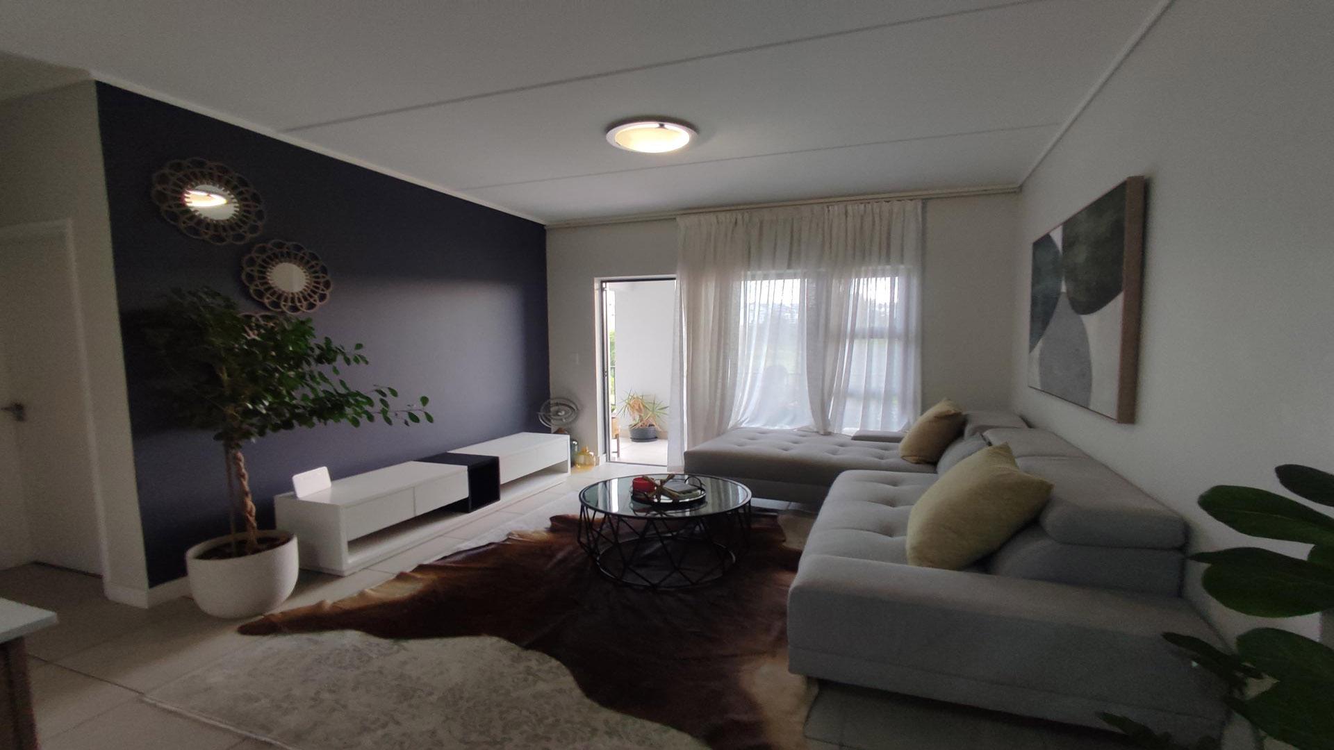 Lounges - 22 square meters of property in Linbro Park A.H.