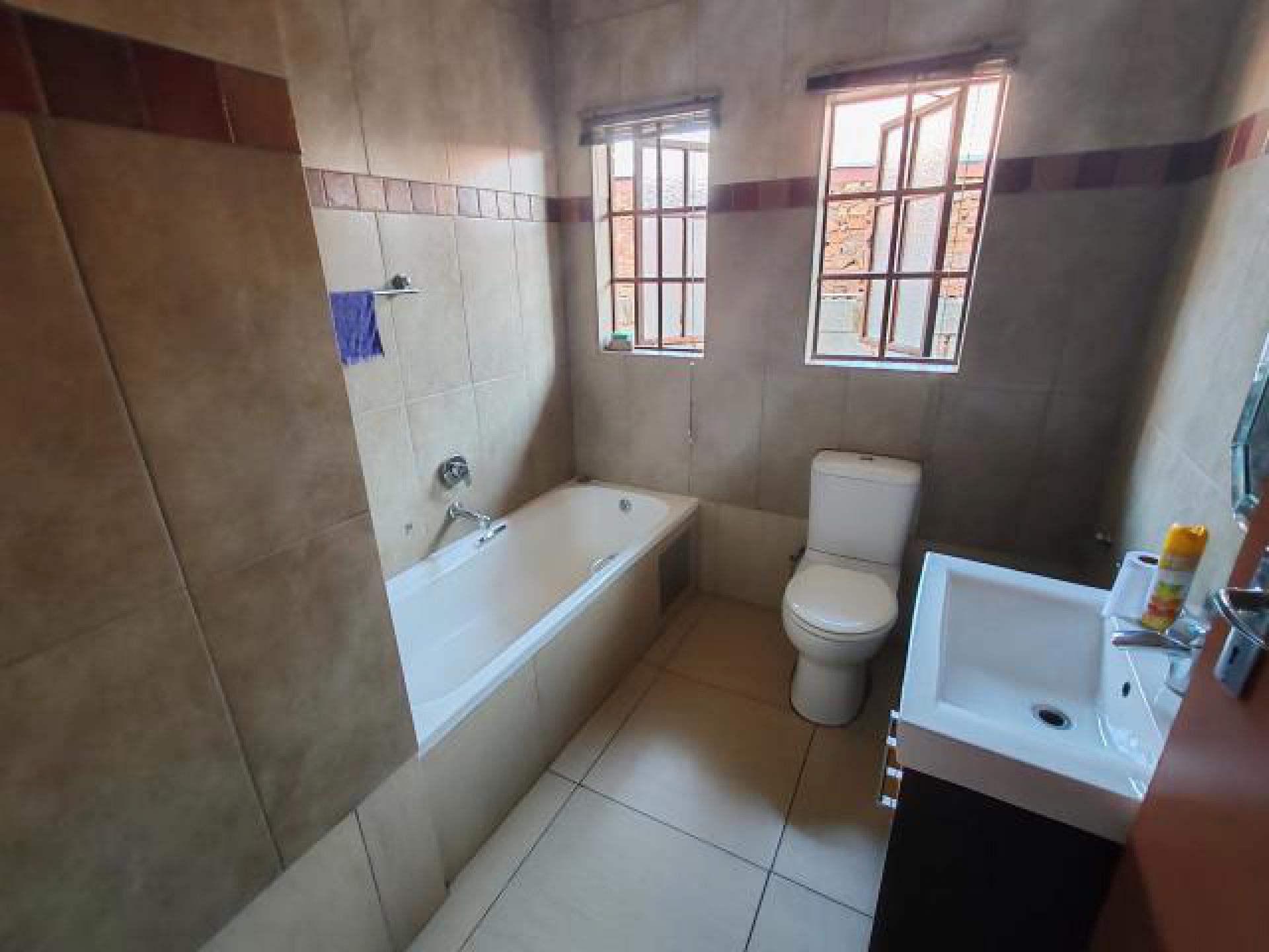 Bathroom 1 of property in Atteridgeville