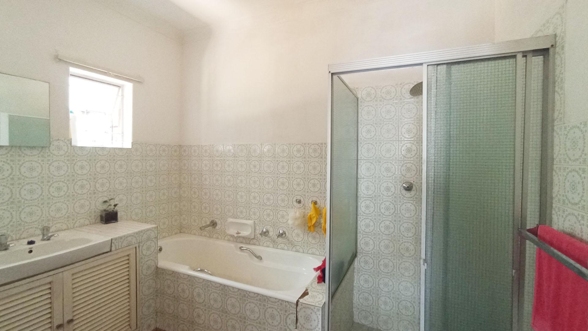 Bathroom 1 - 10 square meters of property in Meyerspark