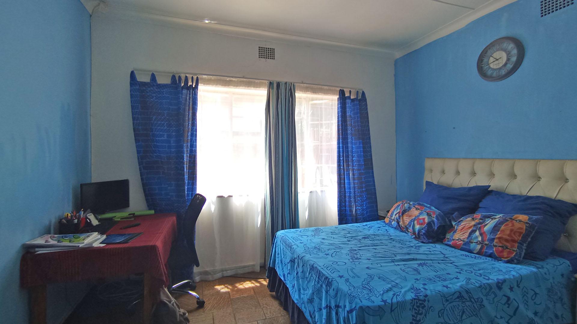 Bed Room 1 - 14 square meters of property in Meyerspark