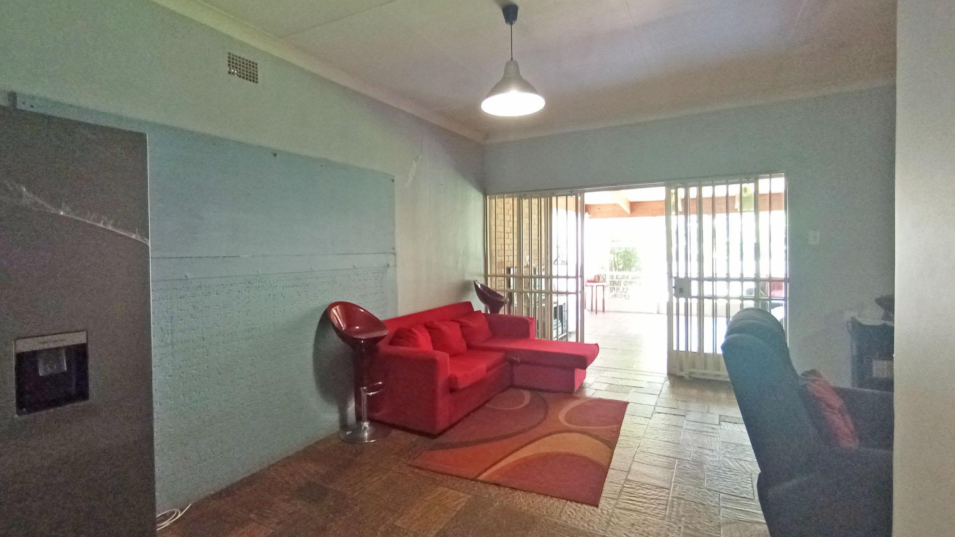 Lounges - 22 square meters of property in Meyerspark