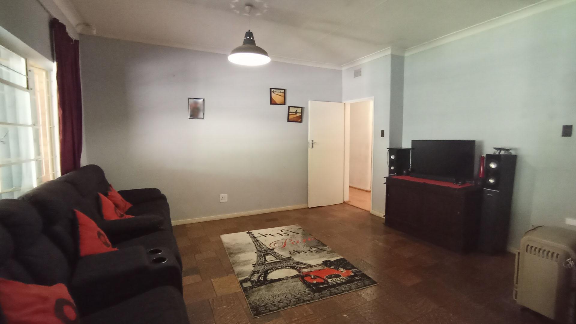 Lounges - 22 square meters of property in Meyerspark