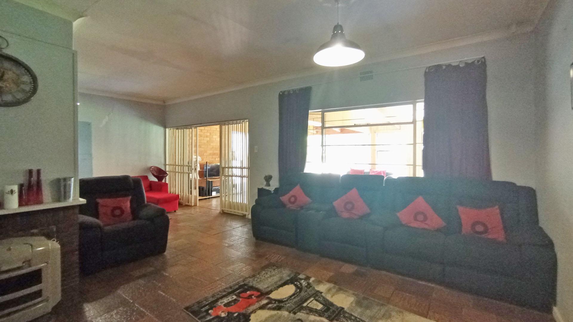 Lounges - 22 square meters of property in Meyerspark