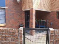 Patio of property in Alveda