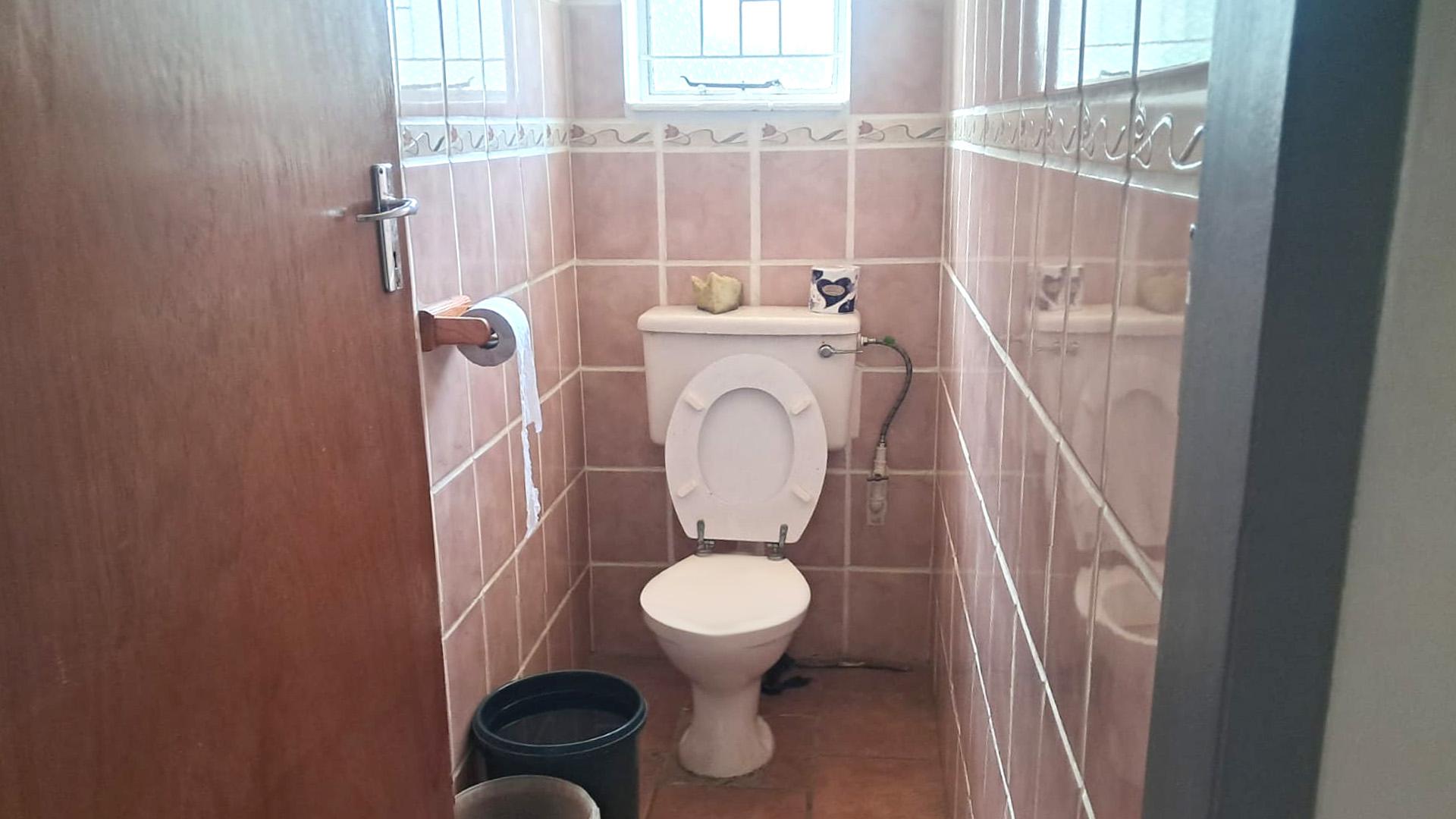 Bathroom 1 of property in Modimolle (Nylstroom)