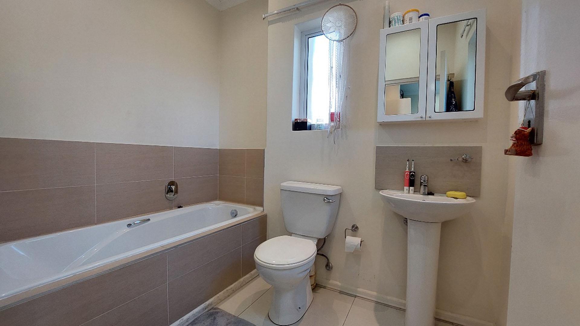 Bathroom 1 of property in Sheffield Manor