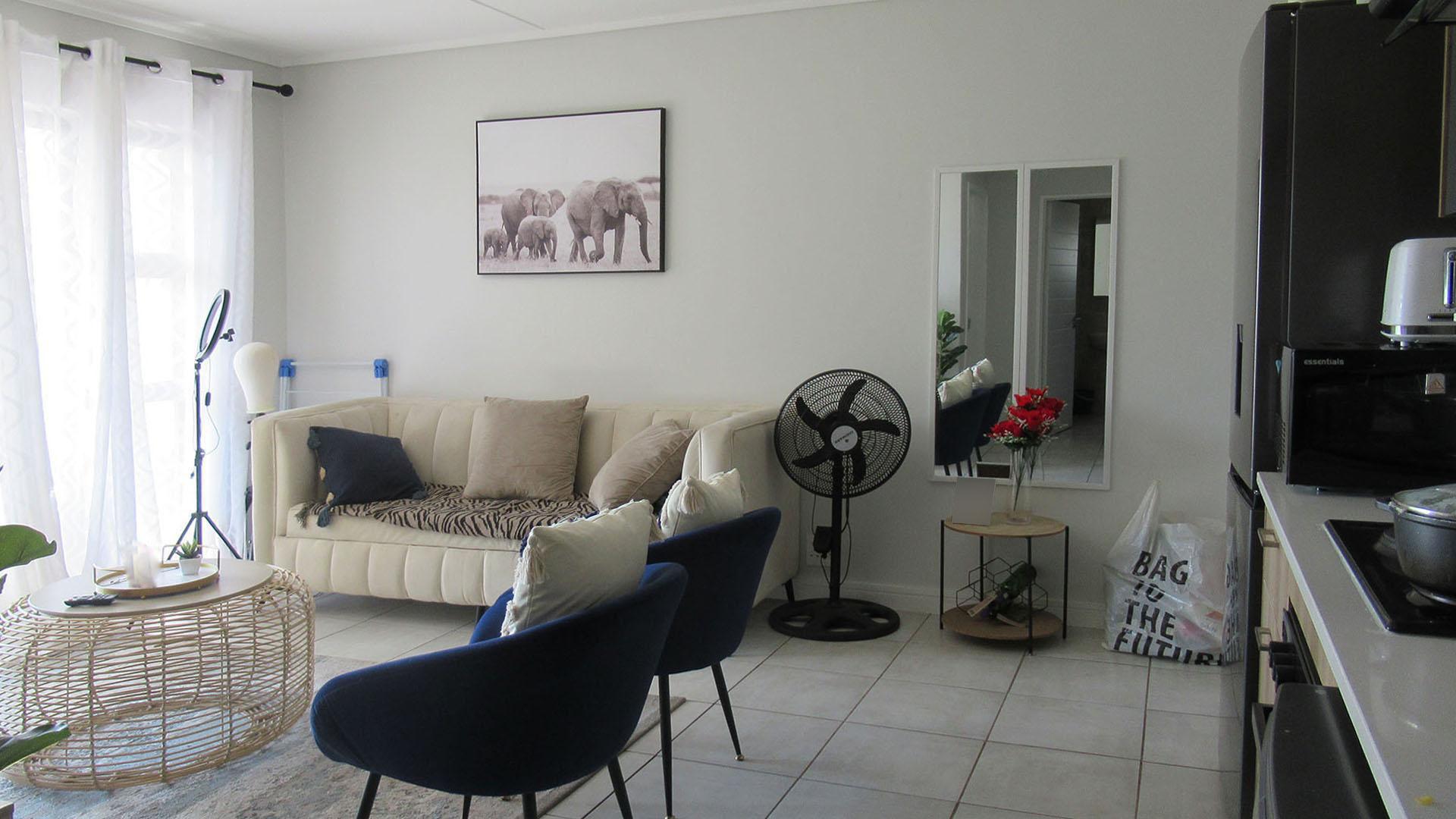 Lounges - 11 square meters of property in Linbro Park A.H.