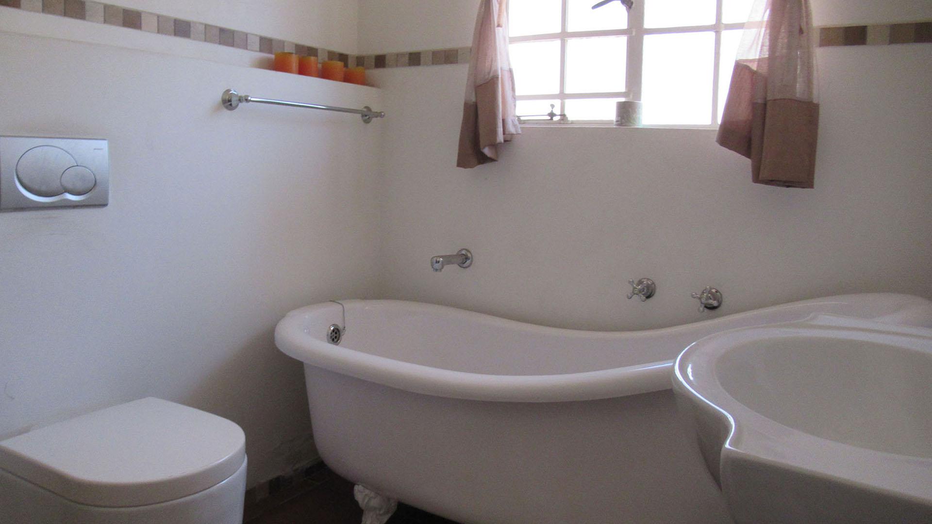 Main Bathroom - 5 square meters of property in Paulshof