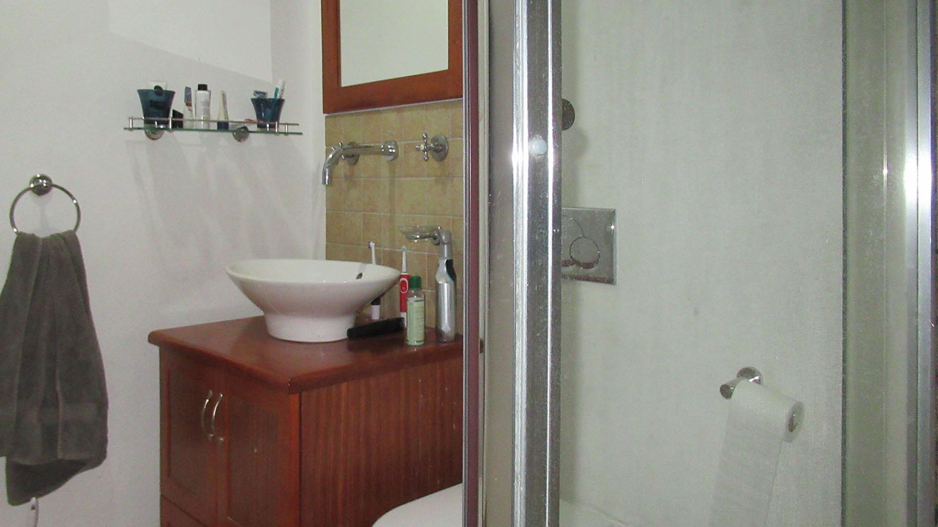 Bathroom 2 - 4 square meters of property in Paulshof