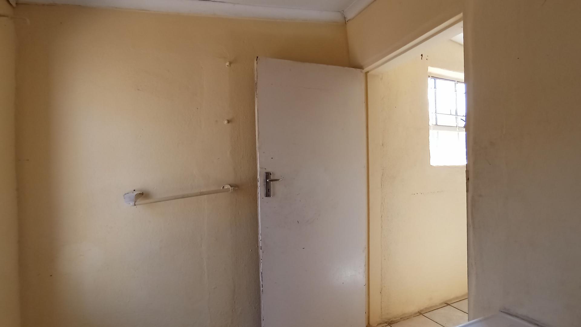 Bathroom 1 - 11 square meters of property in Jan Niemand Park