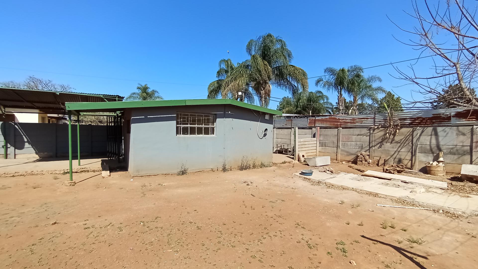 Bathroom 1 - 11 square meters of property in Jan Niemand Park