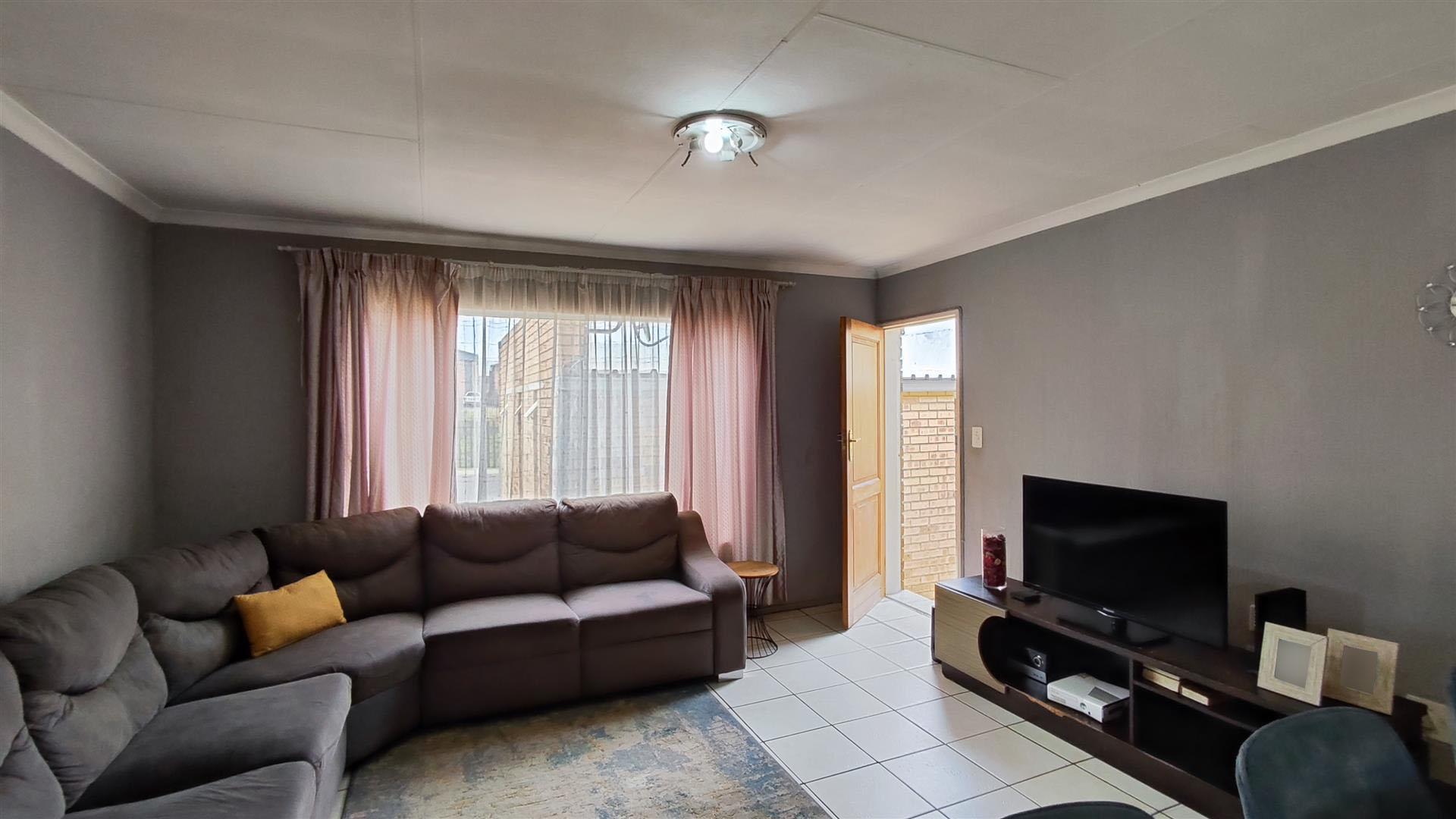 Lounges - 20 square meters of property in Terenure