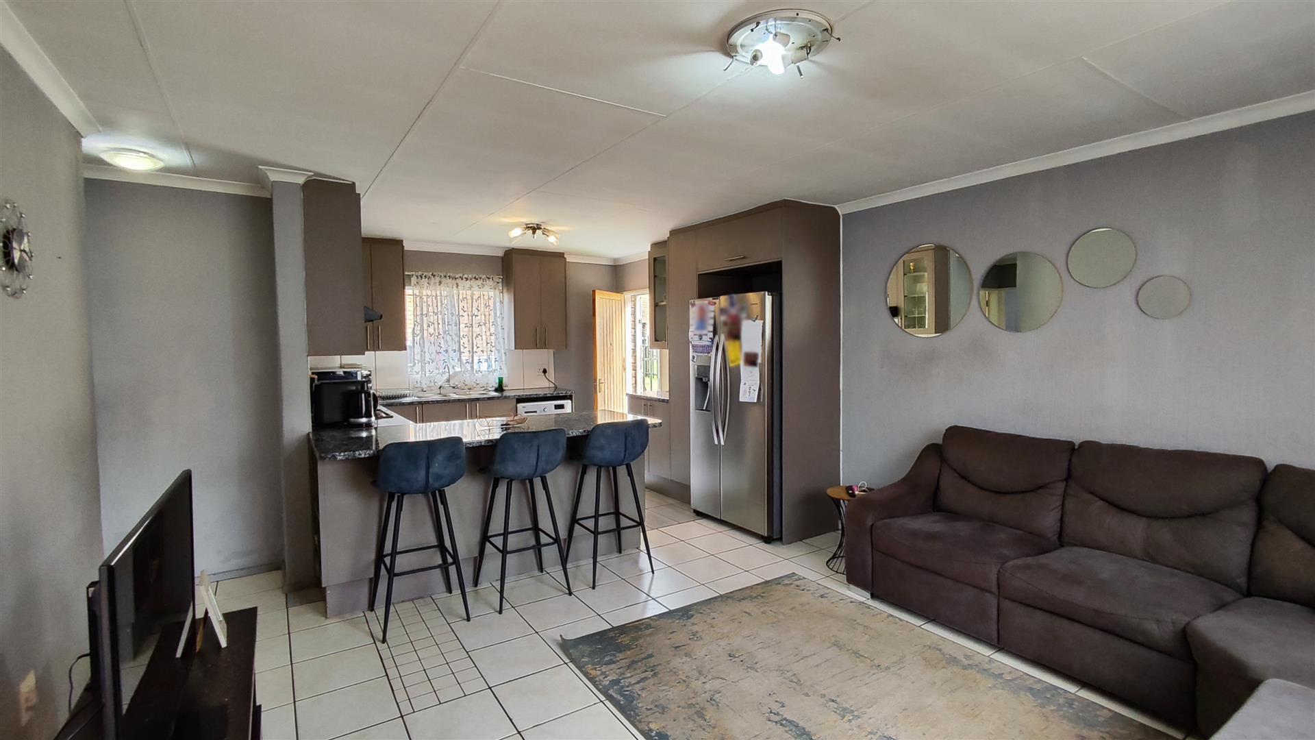 Lounges - 20 square meters of property in Terenure