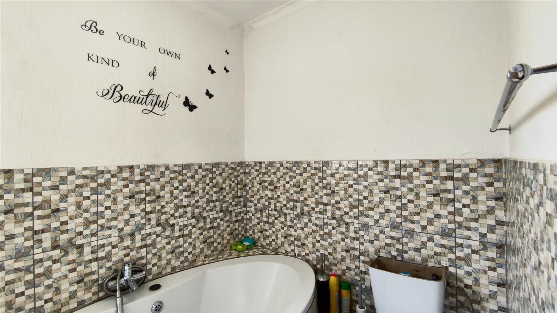 Bathroom 1 - 5 square meters of property in Terenure