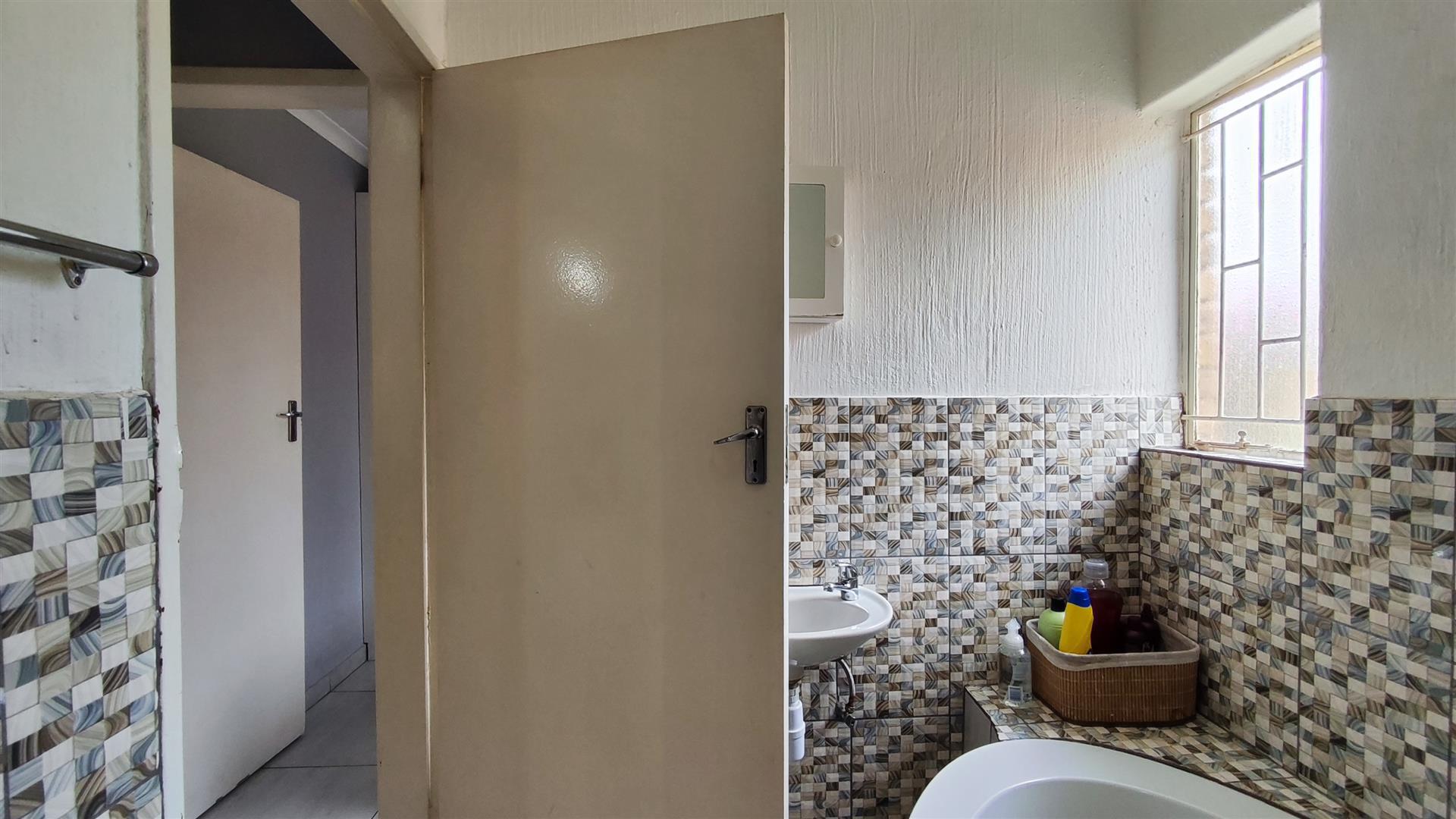 Bathroom 1 - 5 square meters of property in Terenure