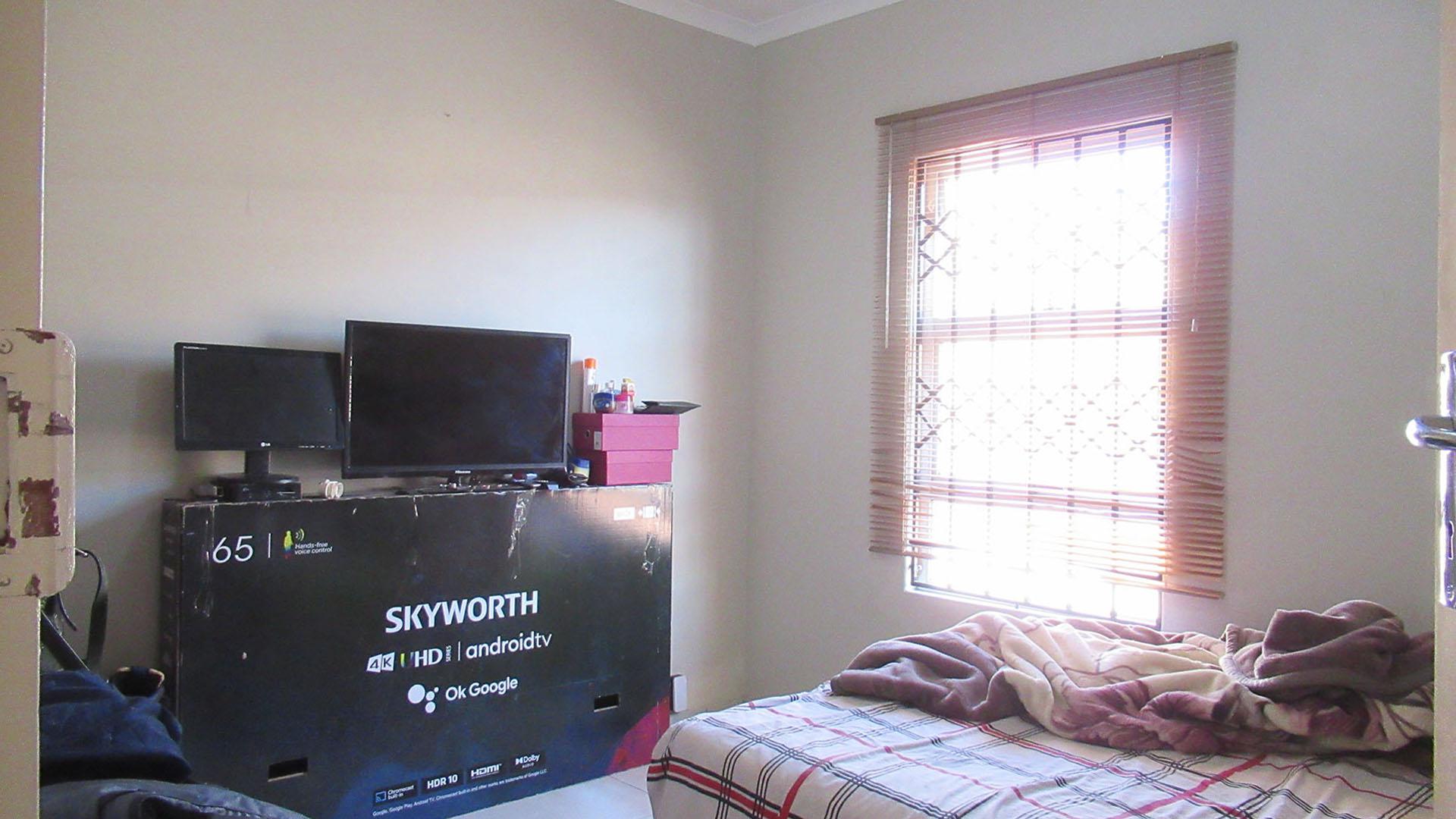 Bed Room 1 - 12 square meters of property in Lehae