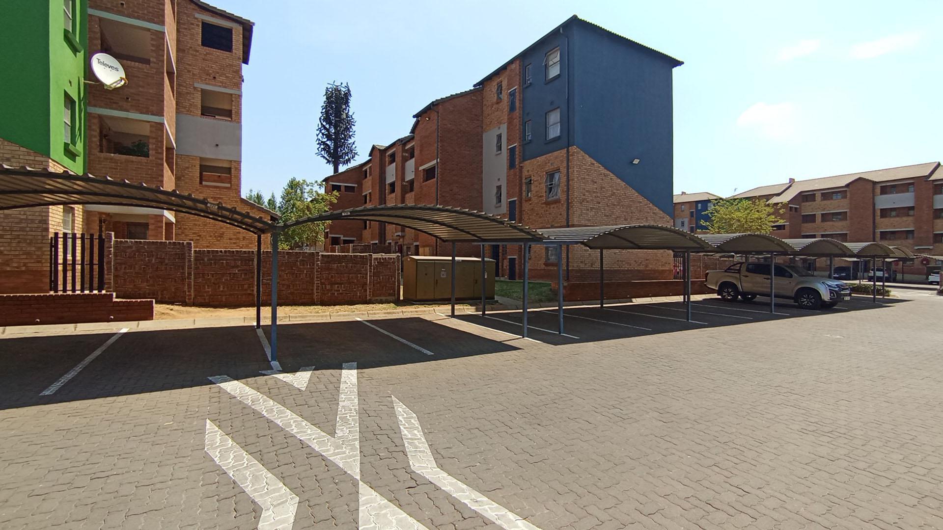 Carport  of property in Heuweloord