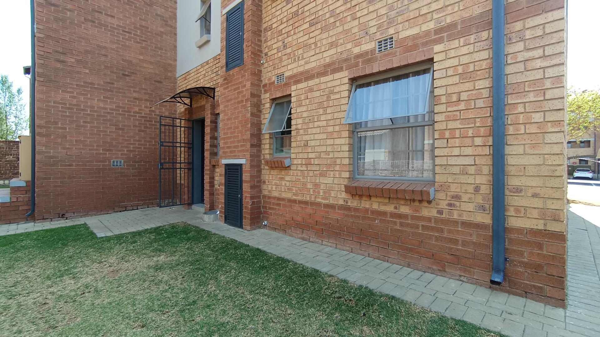 Front View of property in Heuweloord