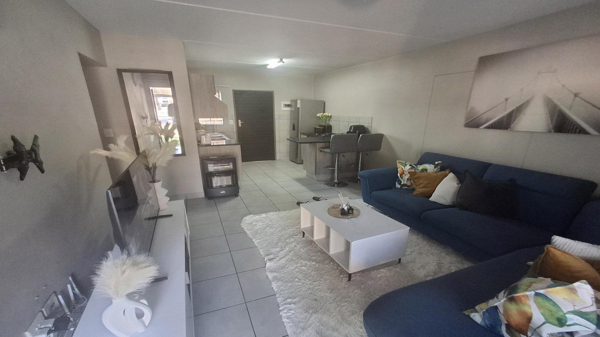 Lounges - 15 square meters of property in Heuweloord