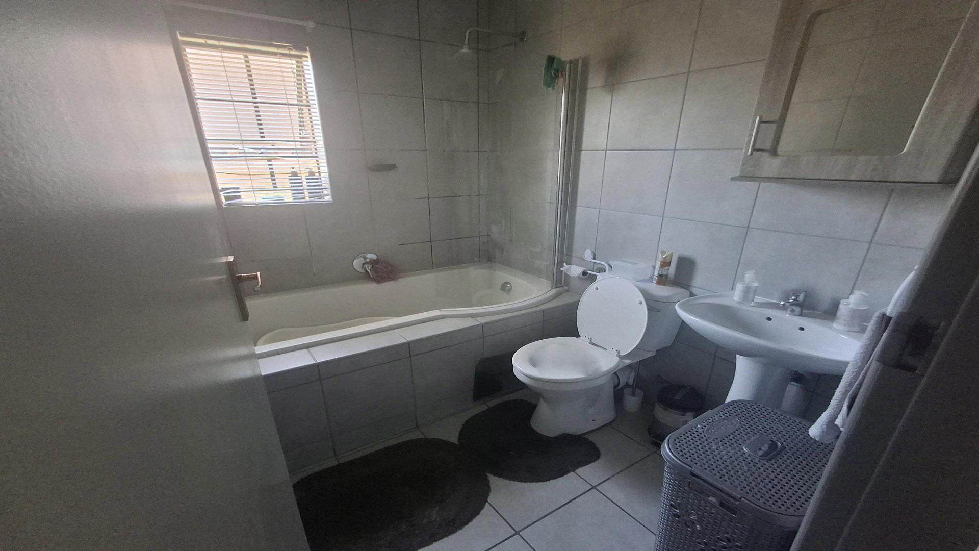 Bathroom 1 - 6 square meters of property in Heuweloord