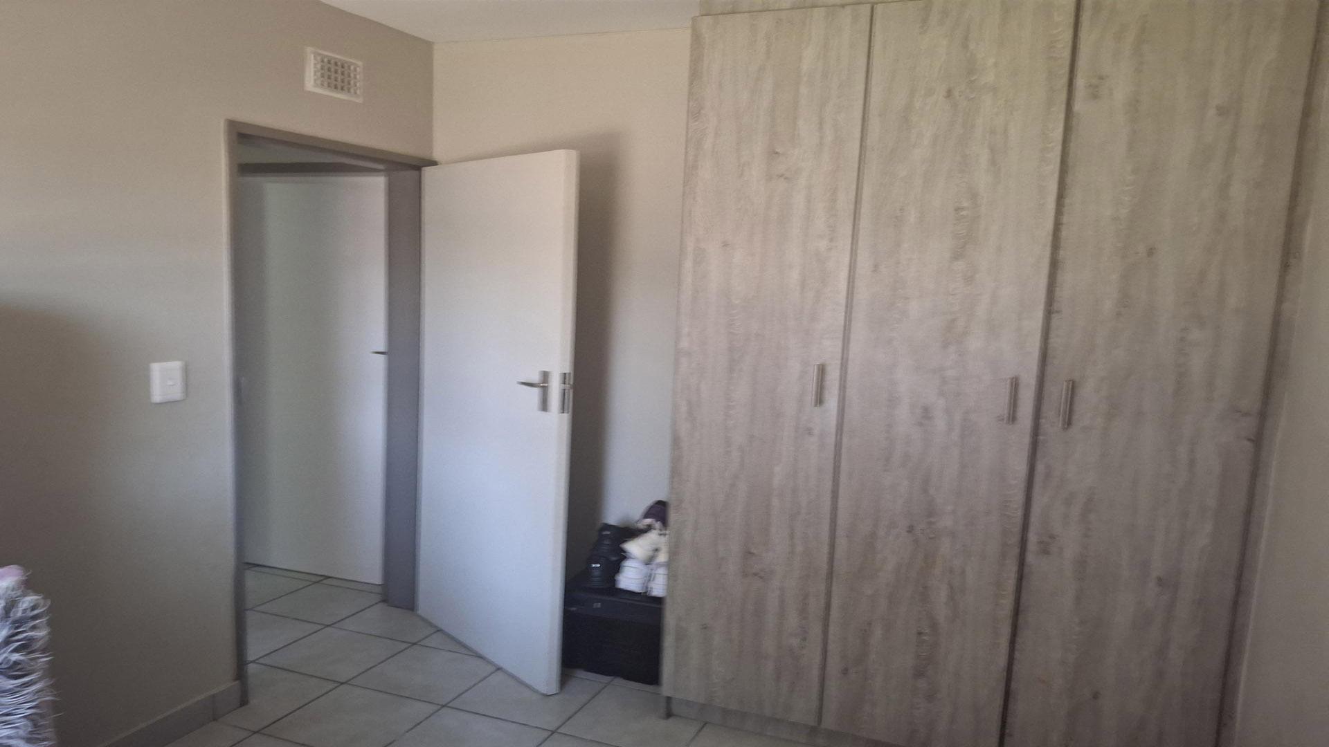 Bed Room 2 - 12 square meters of property in Heuweloord