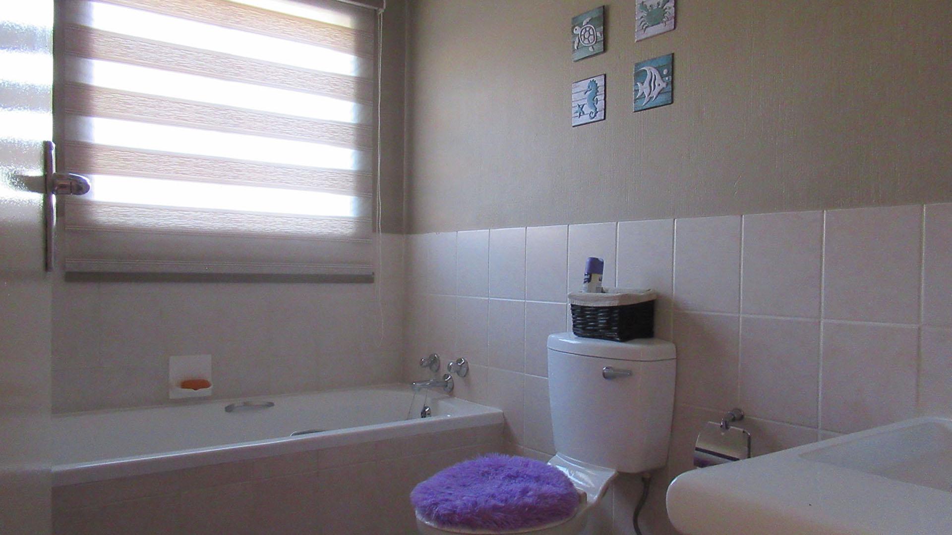 Bathroom 1 - 5 square meters of property in Wilgeheuwel 