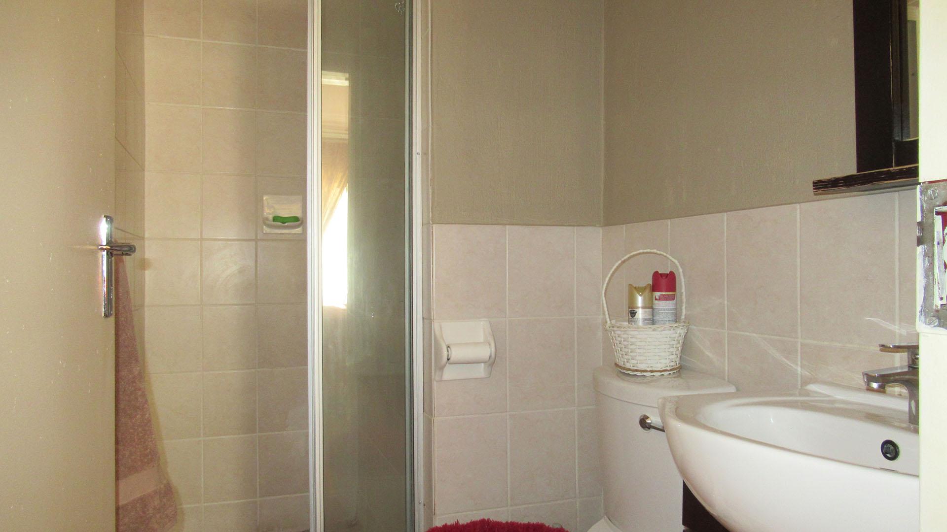 Main Bathroom - 4 square meters of property in Wilgeheuwel 