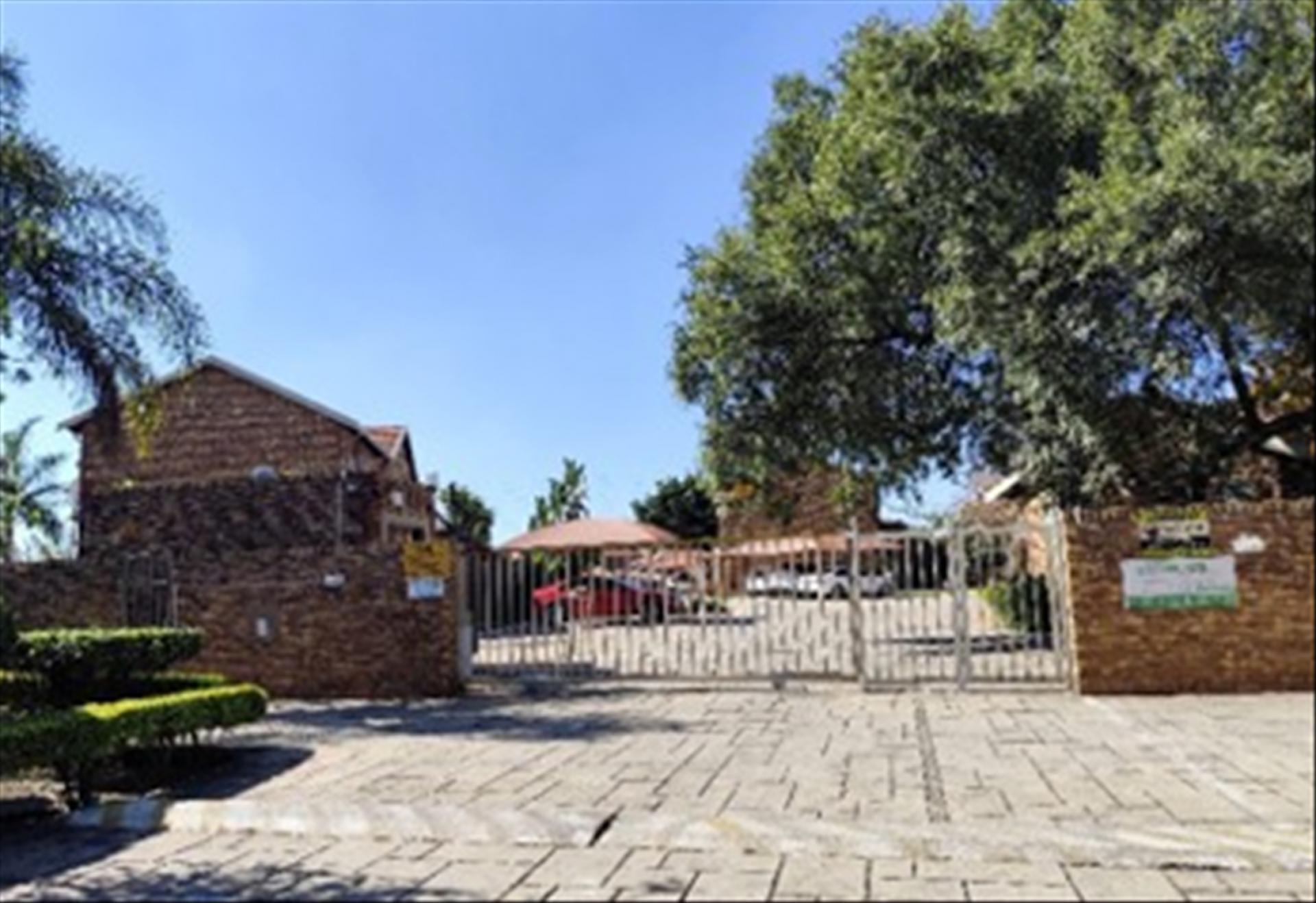 Front View of property in Die Hoewes